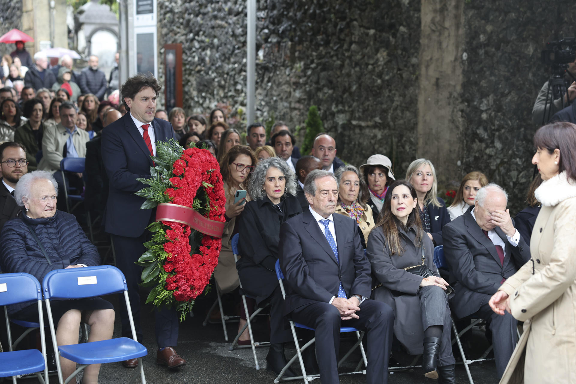El secretario general del PSE-EE, Eneko Andueza durante la ofrenda floral, este sábado en el cementerio de Gernika, con motivo del 88 aniversario del bombardeo de la villa durante la Guerra Civil. EFE/ Luis Tejido