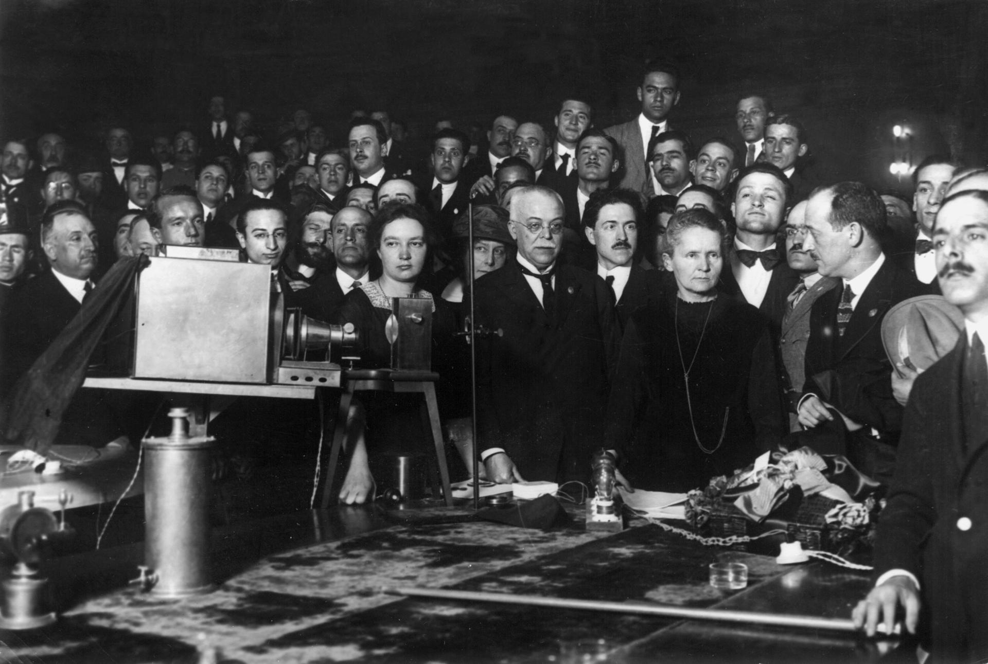 La radióloga Marie Curie (d) en la Facultad de Medicina de San Carlos (2019). EFE/Archivo Vidal