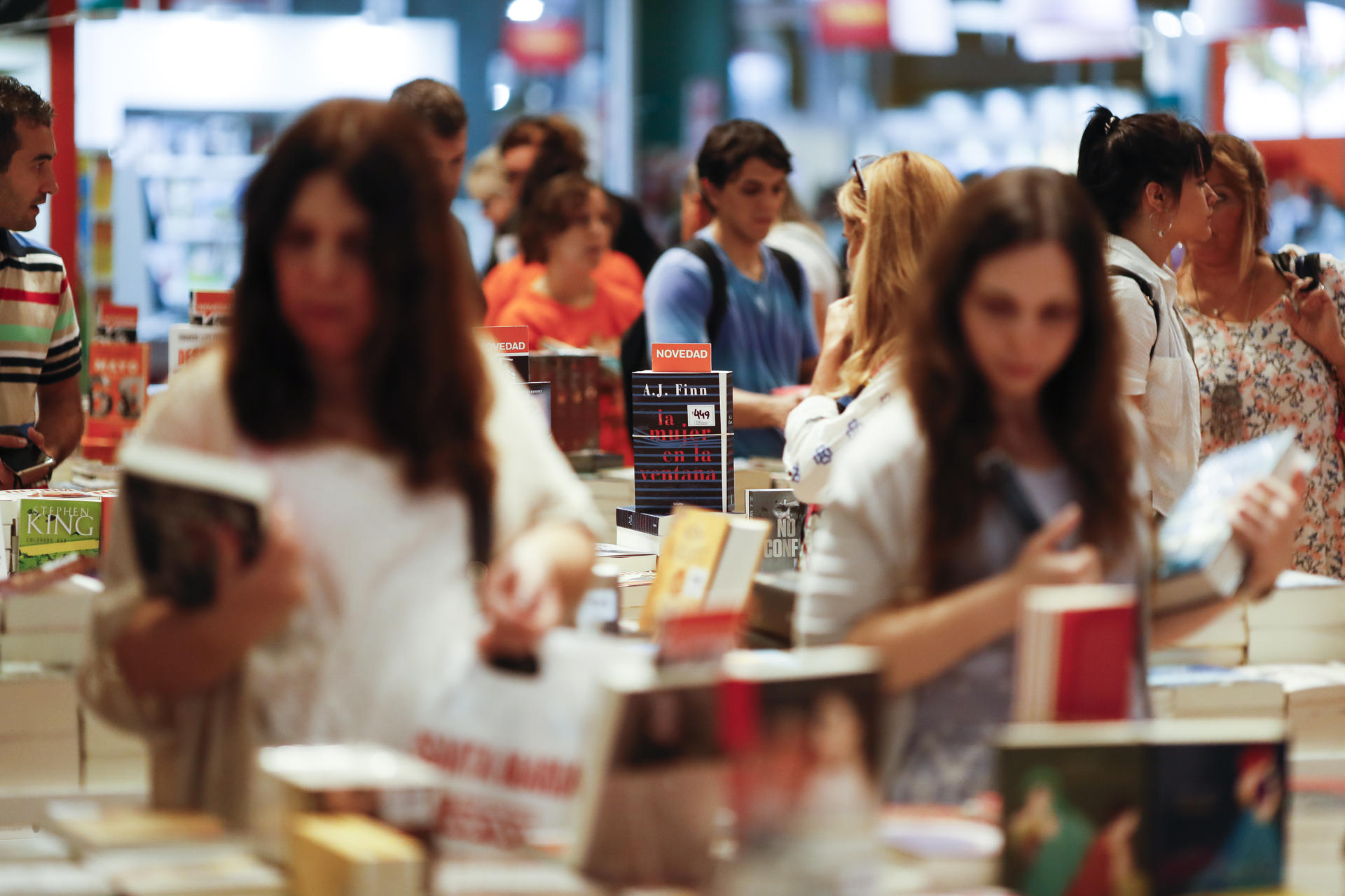 Fotografía de archivo de asistentes a la Feria Internacional del Libro de Buenos Aires. EFE/David Fernández