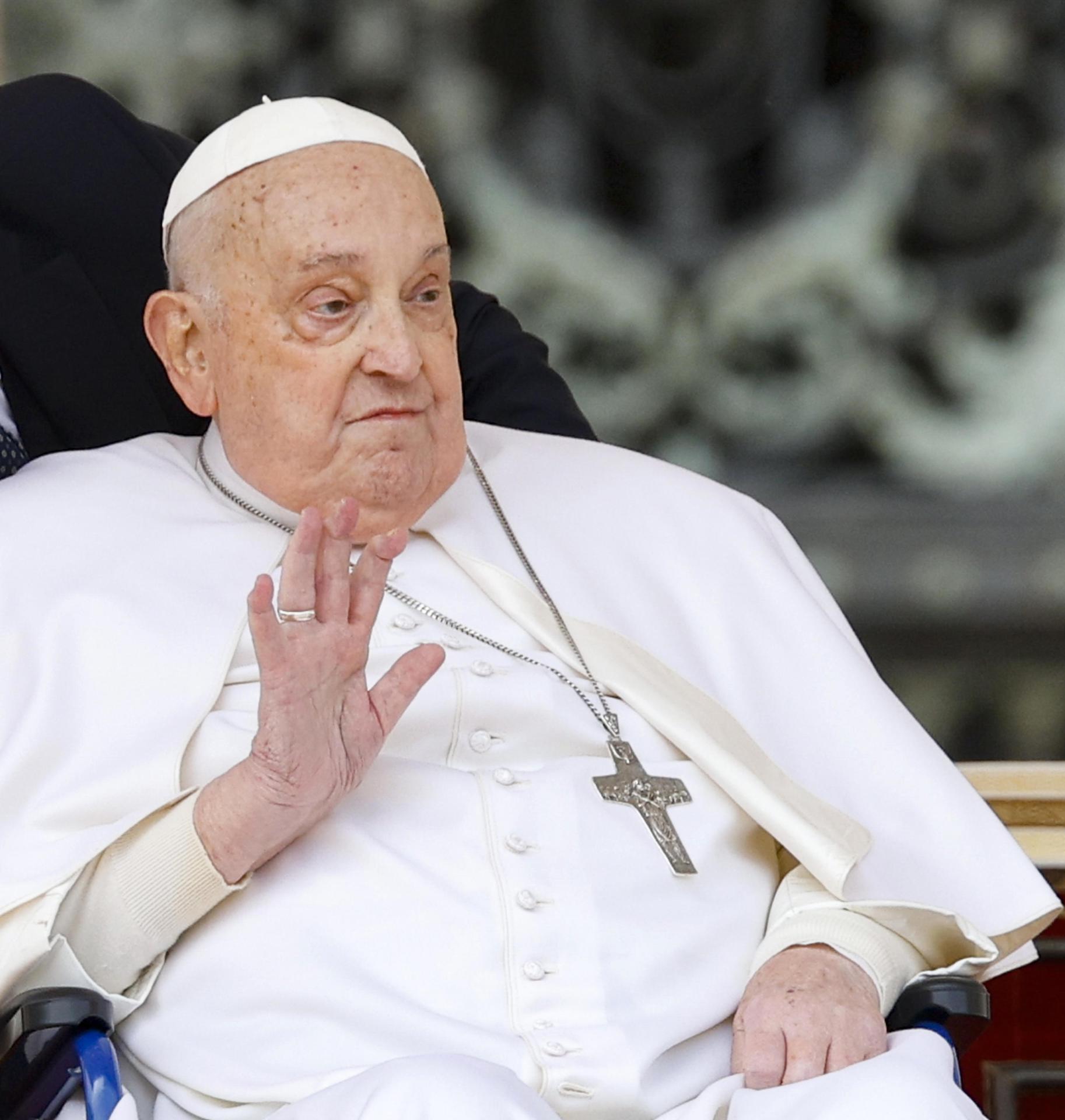 El papa Francisco saluda a los fieles al final de la Misa del Domingo de Ramos en la Plaza de San Pedro en el Vaticano, el 13 de abril de 2025. EFE/EPA/FABIO FRUSTACI