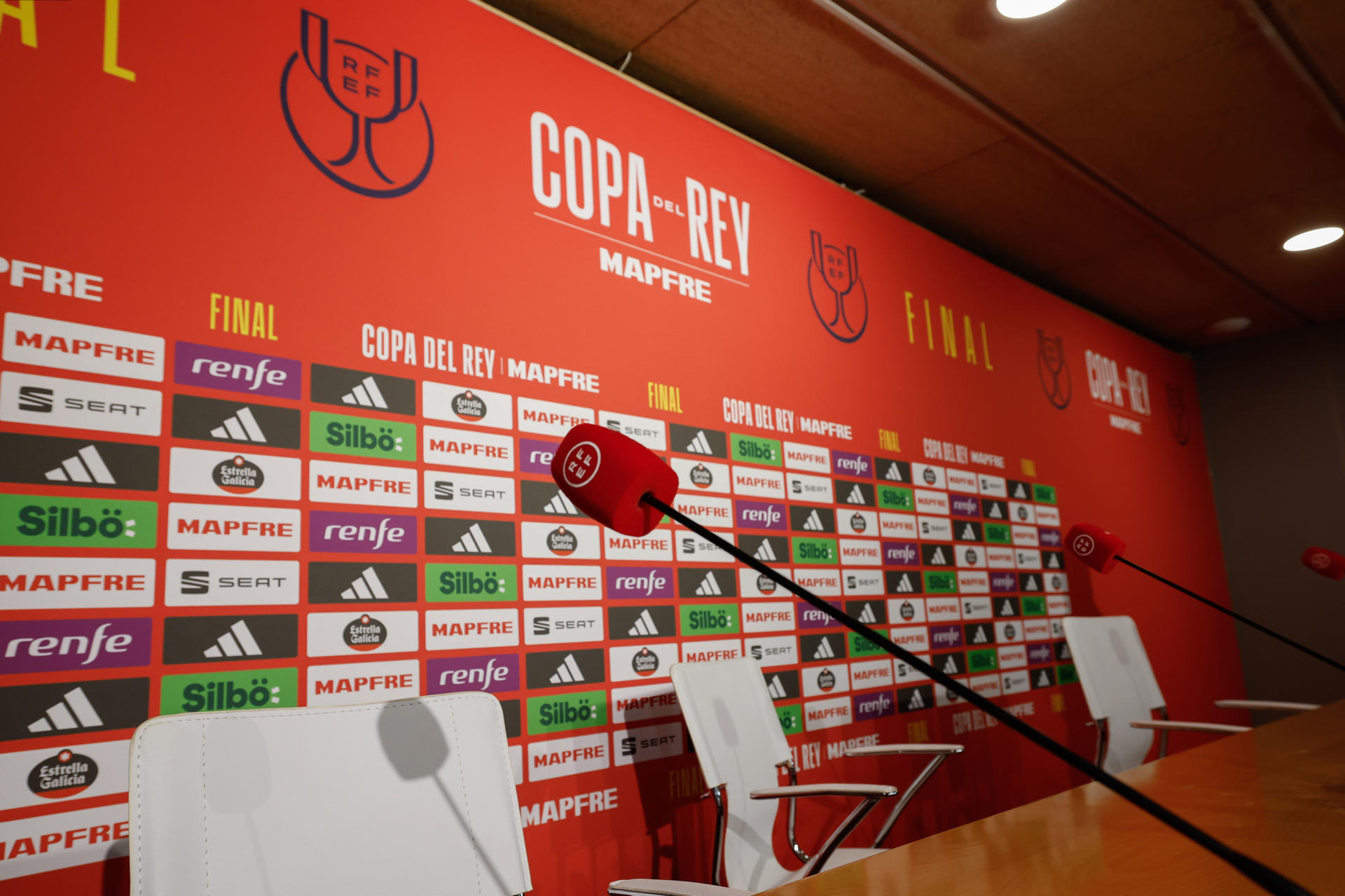 Fotografía de la zona de rueda de prensa vacía tras que el Real madrid decidiera no asistir este viernes en Sevilla, en la víspera de la final de la Copa del Rey de fútbol que enfrenta a su equipo al FC Barcelona en el estadio de la Cartuja. EFE/ Julio Muñoz