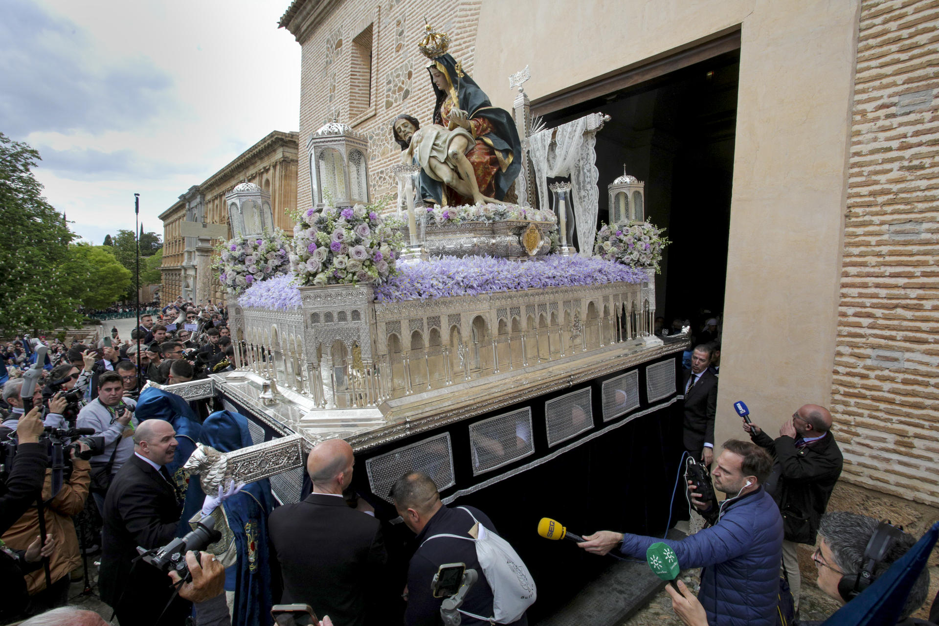 Procesión del cortejo señorial de Nuestra Señora de las Angustias Coronada de Santa María de la Alhambra a su paso por la Alhambra, este Sábado Santo. EFE/ Pepe Torres.