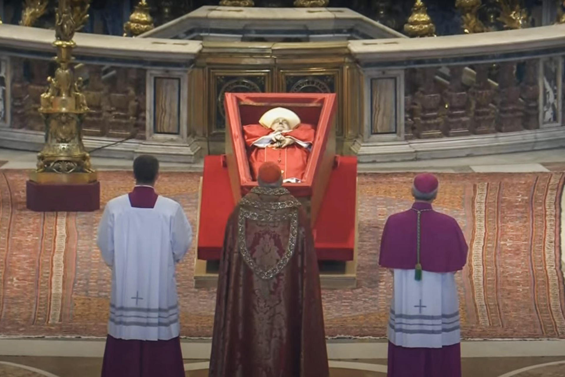 Captura de video de la señal institucional Vatican Media, del féretro del papa Francisco, en la basílica de San Pedro, cuyo cuerpo yace expuesto ante el altar de la Confesión, donde miles de fieles hacen una larga cola para dar su último adiós al papa Francisco. EFE/Vatican Media -SOLO USO EDITORIAL/SOLO DISPONIBLE PARA ILUSTRAR LA NOTICIA QUE ACOMPAÑA (CRÉDITO OBLIGATORIO)-