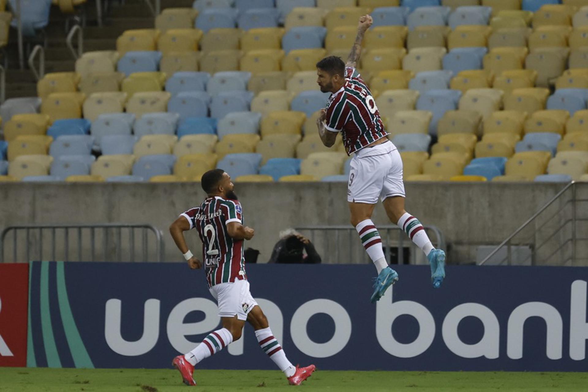 Everaldo Stum (d) y Samuel Xavier de Fluminense en un partido de la fase de grupos de la Copa Sudamericana entre Fluminense. EFE/ Antonio Lacerda