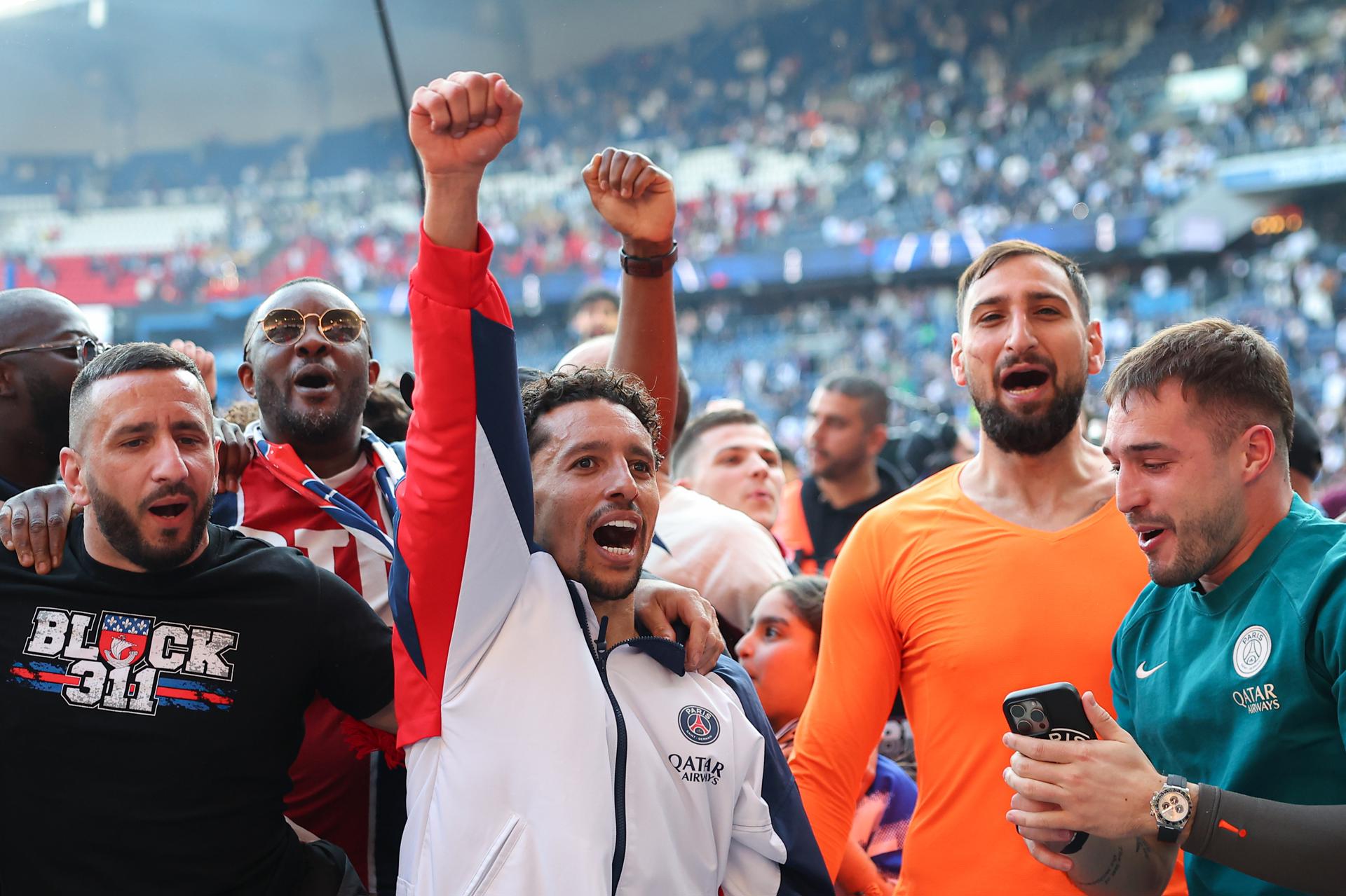 Marquinhos celebra el decimotercer título de la 'Ligue 1' del París Saint Germain. EFE/EPA/FRANCK FIFE / POOL