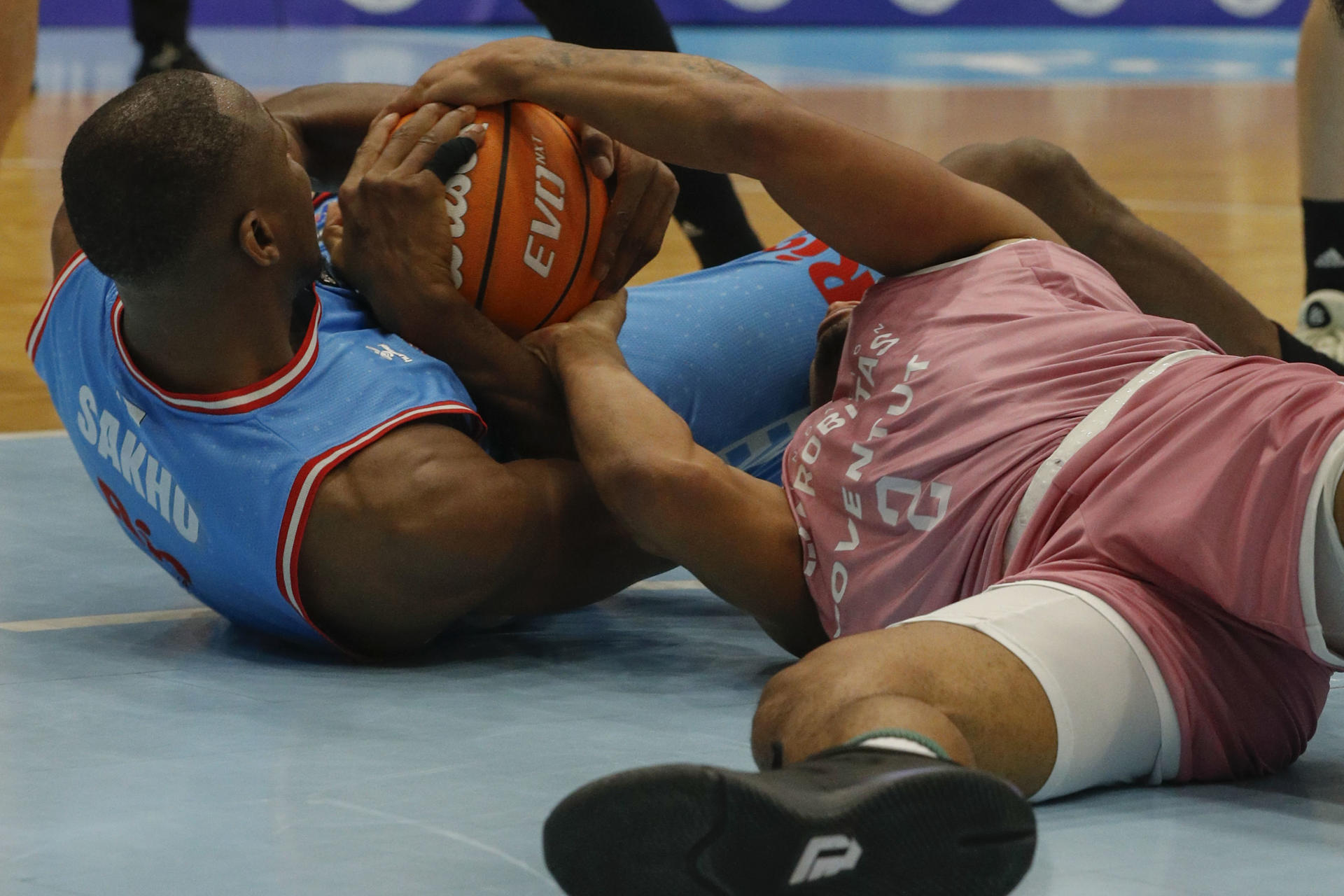 El pívot congoleño del Breogán, Jordan Sakho (i) lucha por la posesión con el base estadounidense del Joventut Devon Dotson, durante el partido de la Liga Endesa de baloncesto entre el Breogán y el Joventut, en Lugo. EFE/ Eliseo Trigo