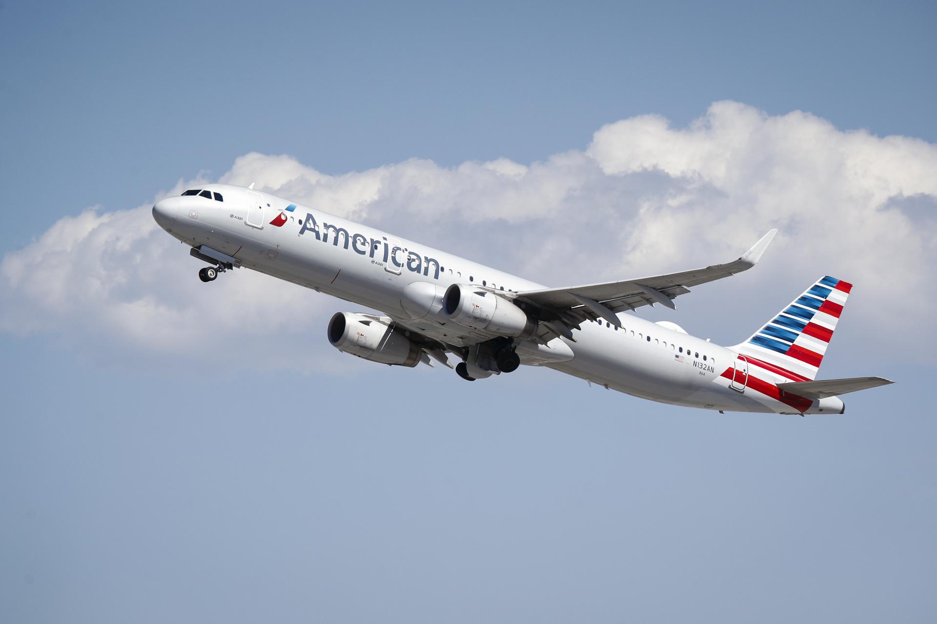 Fotografía de archivo del 27 de septiembre de 2022 de un Airbus A321 de American Airlines despegando del Aeropuerto Internacional de Los Ángeles, en Los Ángeles, California (Estados Unidos). EFE/Caroline Brehman