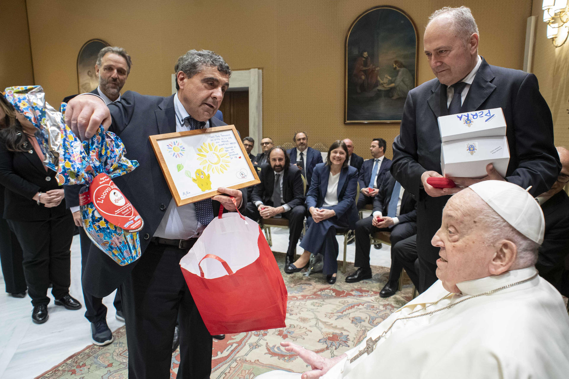 El papa Francisco con el personal sanitario que le atendió en el hospital Gemelli este 16 de abril. EFE/ Vatican Media- SOLO USO EDITORIAL/SOLO DISPONIBLE PARA ILUSTRAR LA NOTICIA QUE ACOMPAÑA (CRÉDITO OBLIGATORIO) -