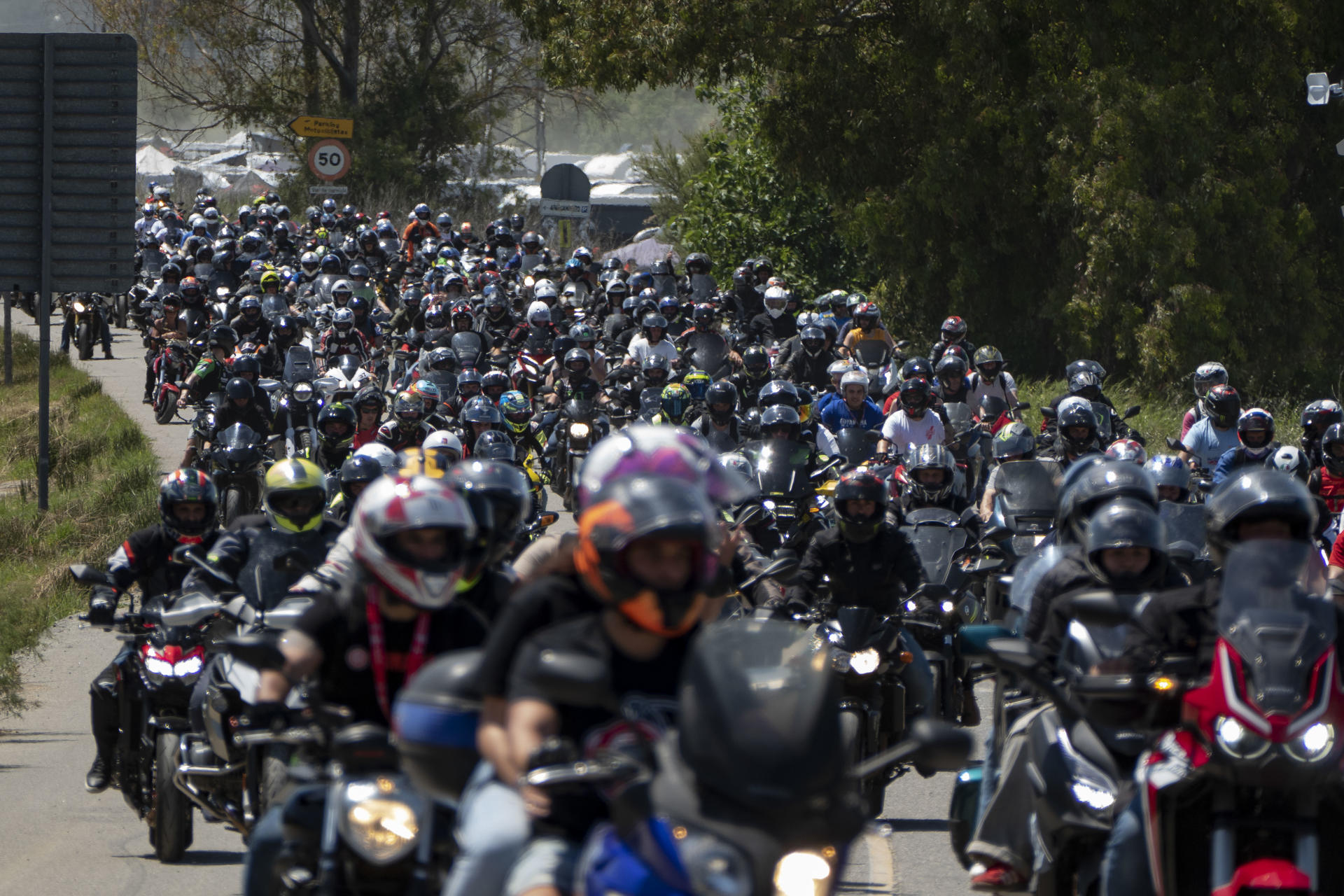 Aficionados abandonan en sus motos el circuito Angel Nieto tras la disputa del Gran Premio de España MotoGP 2025 , en Jerez de la Frontera este domingo. EFE/David Arjona