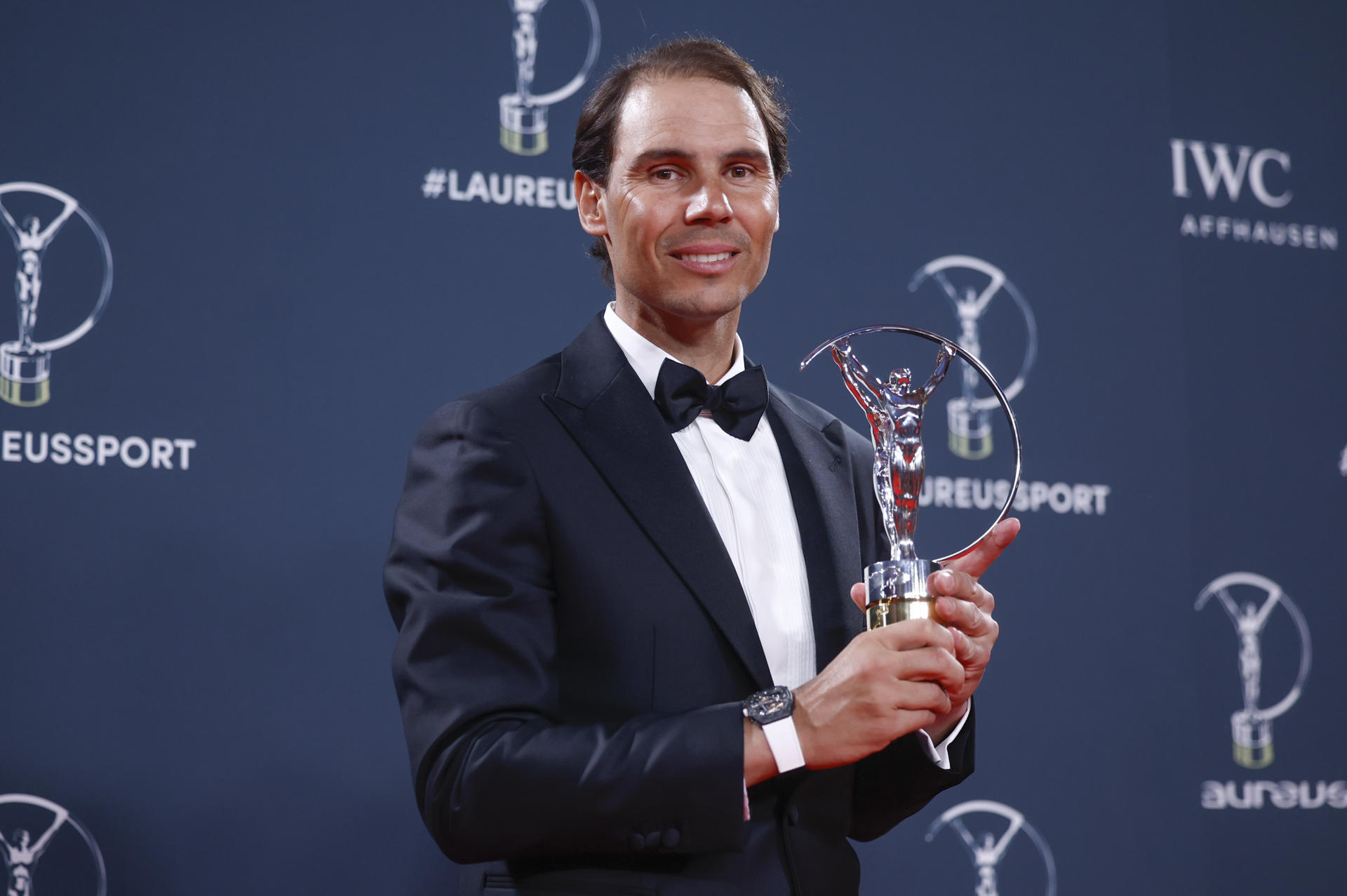 El extenista español Rafael Nadal posa con su galardón "icono del deporte" durante la ceremonia de entrega de los Premios Laureus que se celebra hoy lunes en Madrid. EFE/ Daniel González.