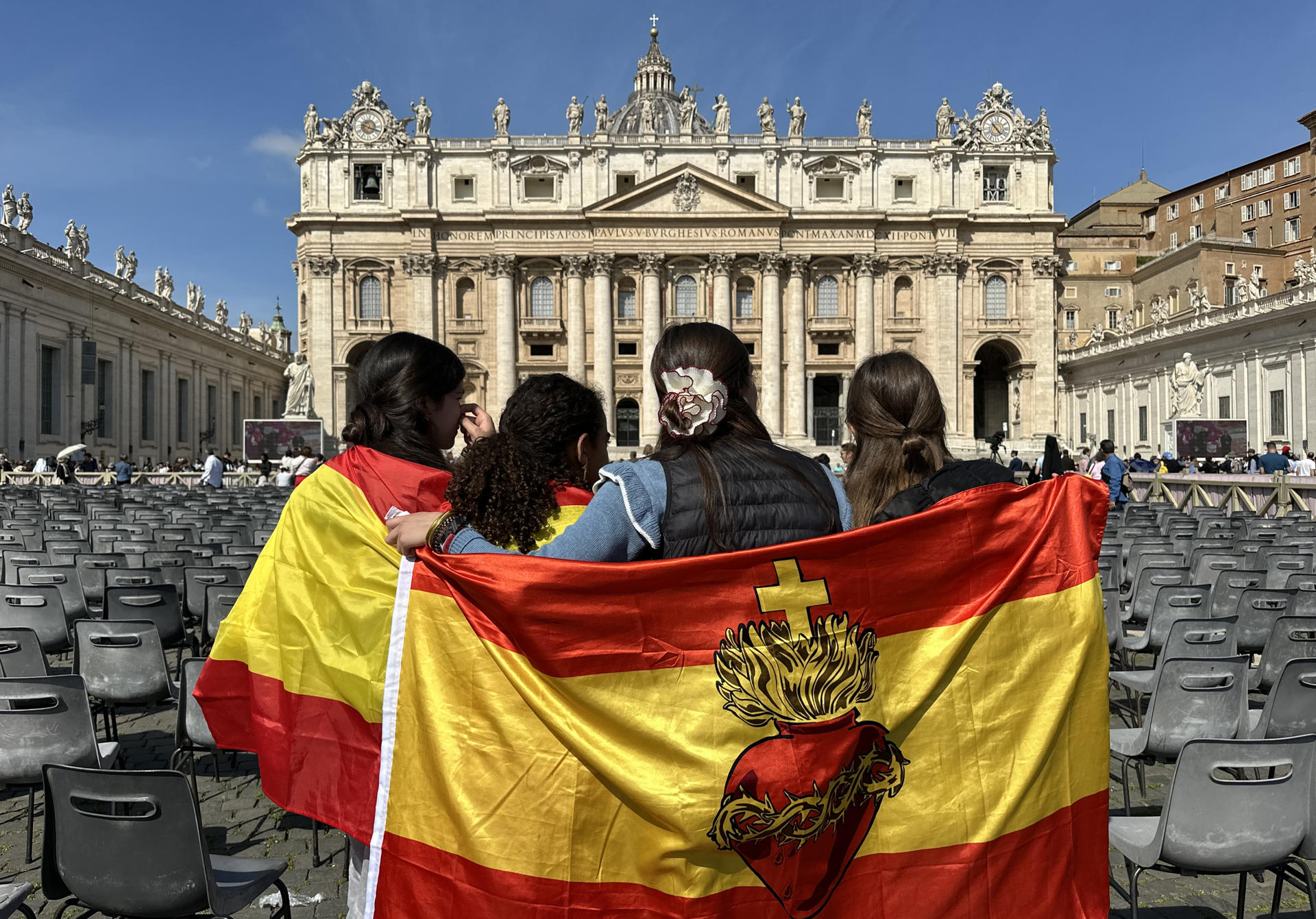 Jóvenes españoles en la Plaza De San Pedro del Vaticano, este miércoles. EFE/ Estefanía Medina