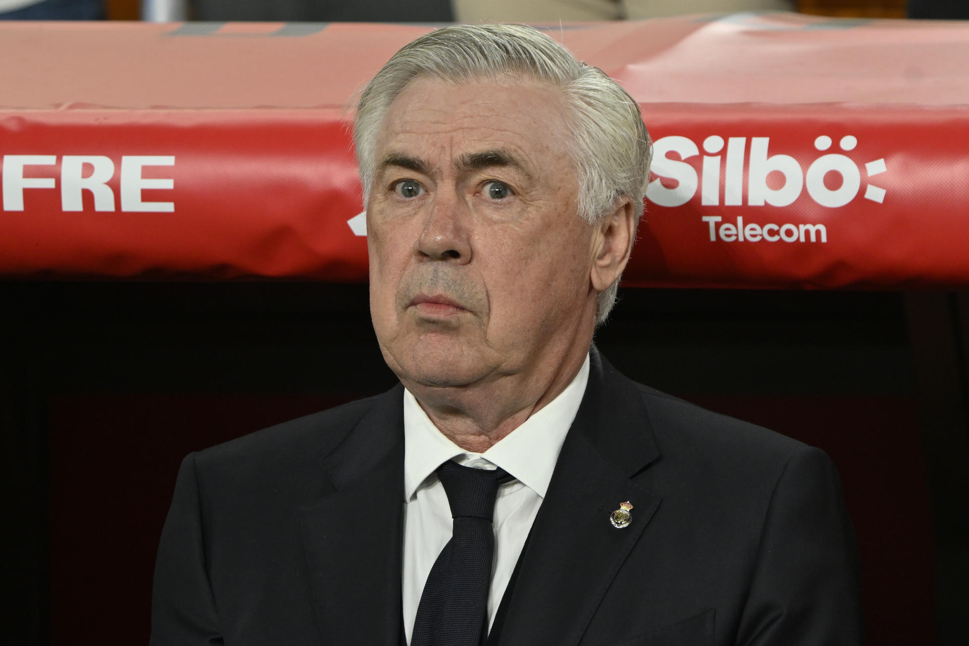 El técnico italiano del Real Madrid, Carlo Ancelotti, durante el encuentro correspondiente a la final de la Copa del Rey que disputaron Real Madrid y FC Barcelona en el estadio de La Cartuja, en Sevilla. EFE / Raul Caro.