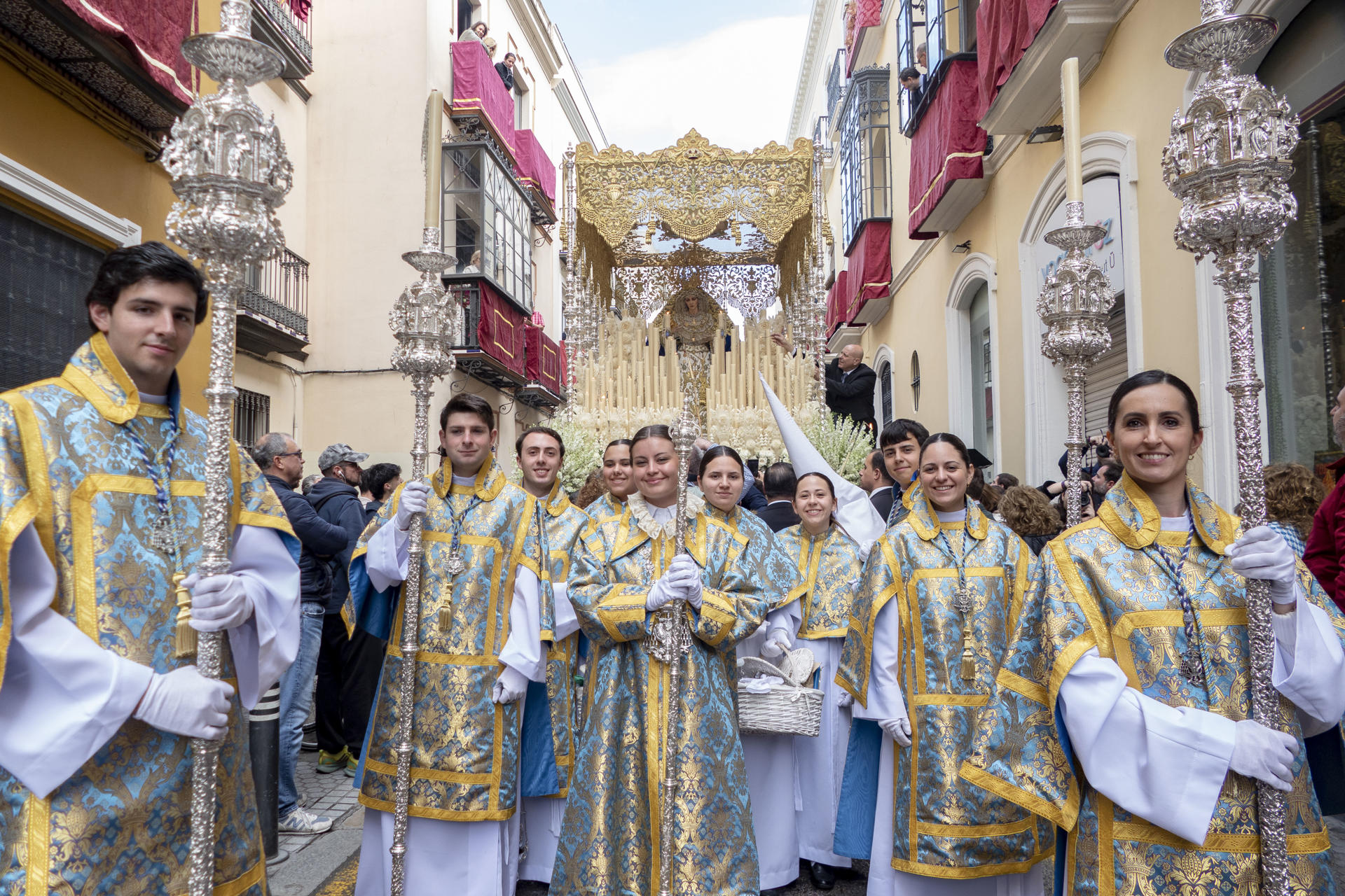 Procesión de la Hermandad de la Resurrección, hermandad con la que se pone broche final a esta Semana Santa de Sevilla en este 2025. Con los pasos del Señor de la Resurrección y la Virgen de la Aurora termina una semana en la que el tiempo ha sido protagonista pero que al final, salvo en contados casos, pudo dejar a los sevillanos y visitantes bonitas estampas. EFE/David Arjona