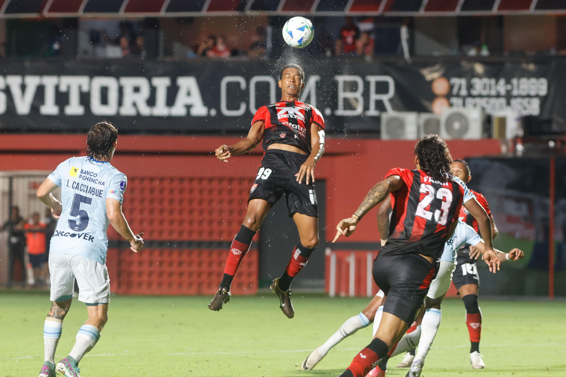 Carlos Moises de Vitoria cabecea el balón este miércoles, en un partido de la fase de grupos de la Copa Sudamericana. EFE/ Rafael Martins