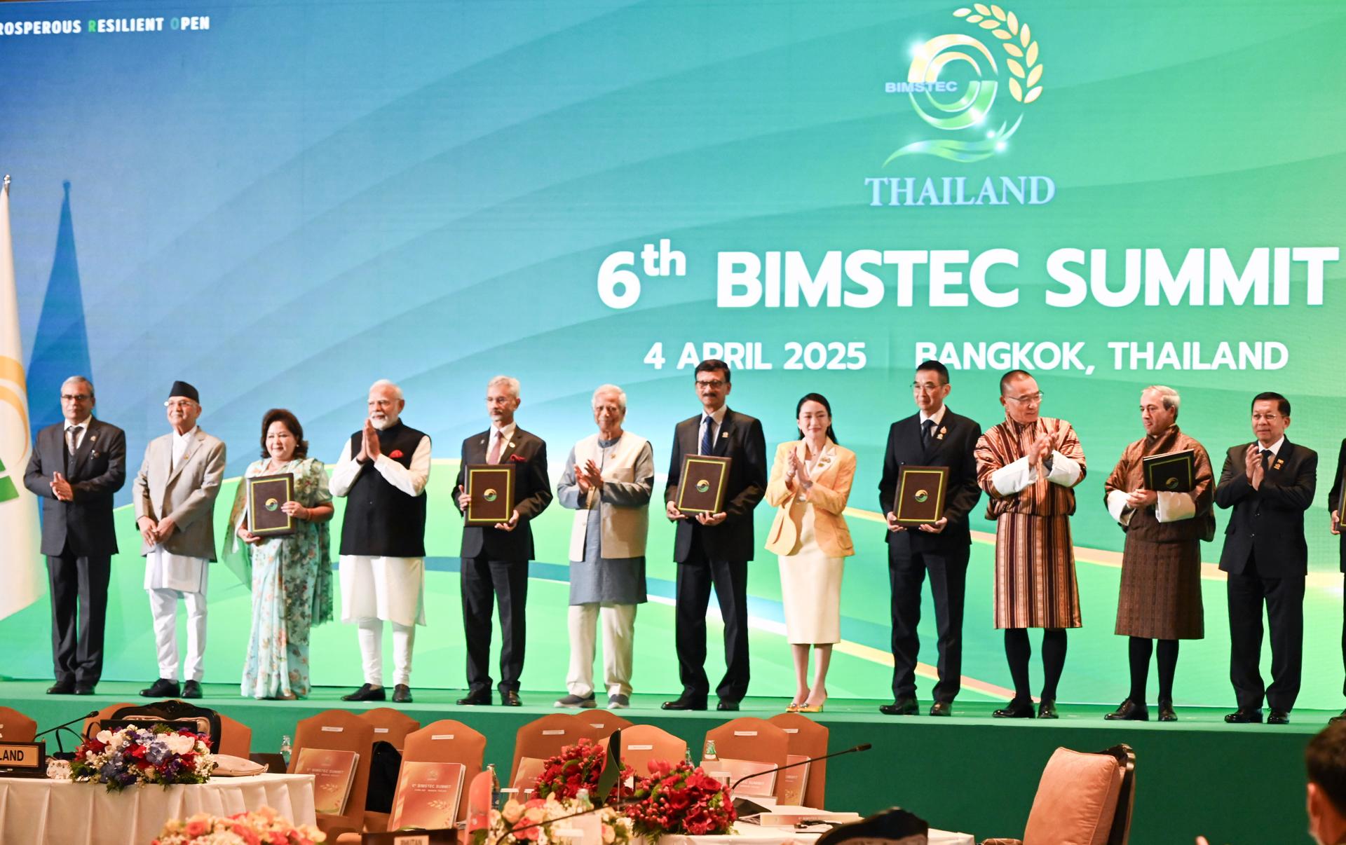 Foto proporcionada por el Ministerio de Relaciones Exteriores de Tailandia que muestra al Comandante en Jefe de las Fuerzas Armadas de Myanmar, el general Min Aung Hlaing (D), aplaudiendo en un escenario junto a líderes y representantes durante la 6ª Cumbre BIMSTEC en Bangkok, el 4 de abril de 2025. EFE/EPA/COMUNICADO DEL MINISTERIO DE EXTERIORES DE TAILANDIA USO EDITORIAL SOLAMENTE/NO VENTAS