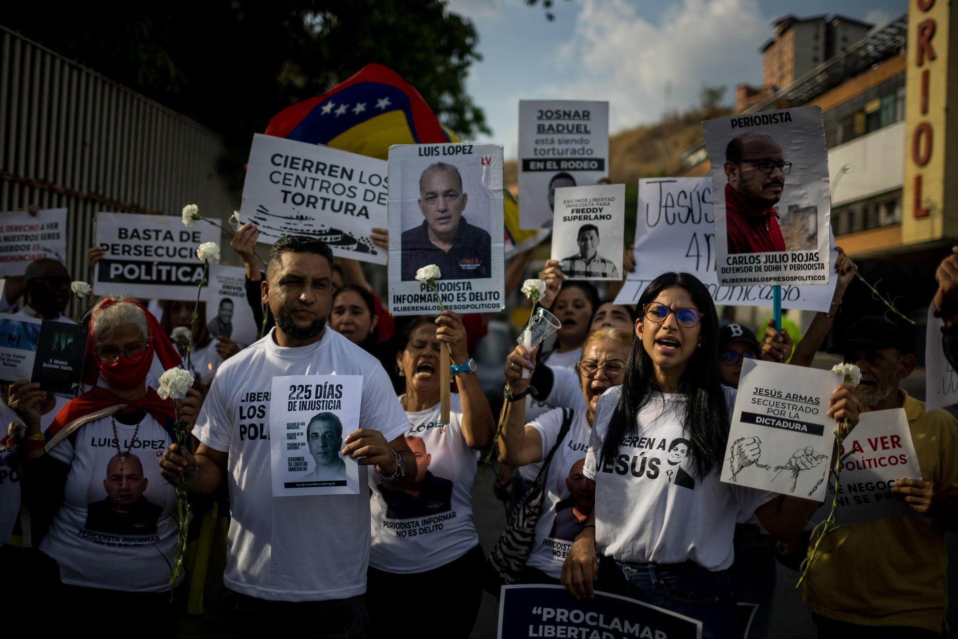 Un grupo de personas sostienen carteles durante una manifestación este jueves, frente al Helicoide en Caracas (Venezuela). EFE/ Miguel Gutiérrez