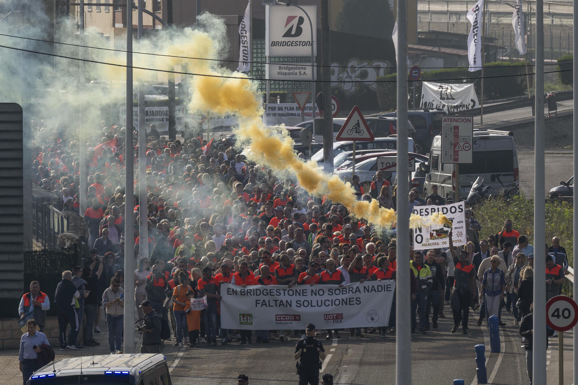 Manifestación de los trabajadores de Bridgestone en rechazo a los despidos anunciados en la planta que la multinacional tiene en Puente San Miguel, este martes durante la primera jornada de huelga. EFE/Pedro Puente

