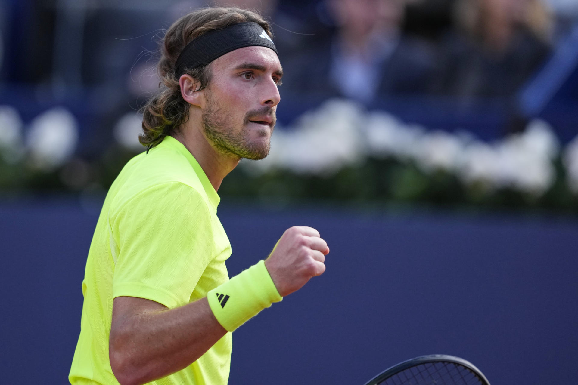 El tenista griego Stefanos Tsitsipas durante su partido de octavos de final contra el estadounidense Sebastian Korda en el Barcelona Open Banc Sabadell. EFE/Alejandro García
