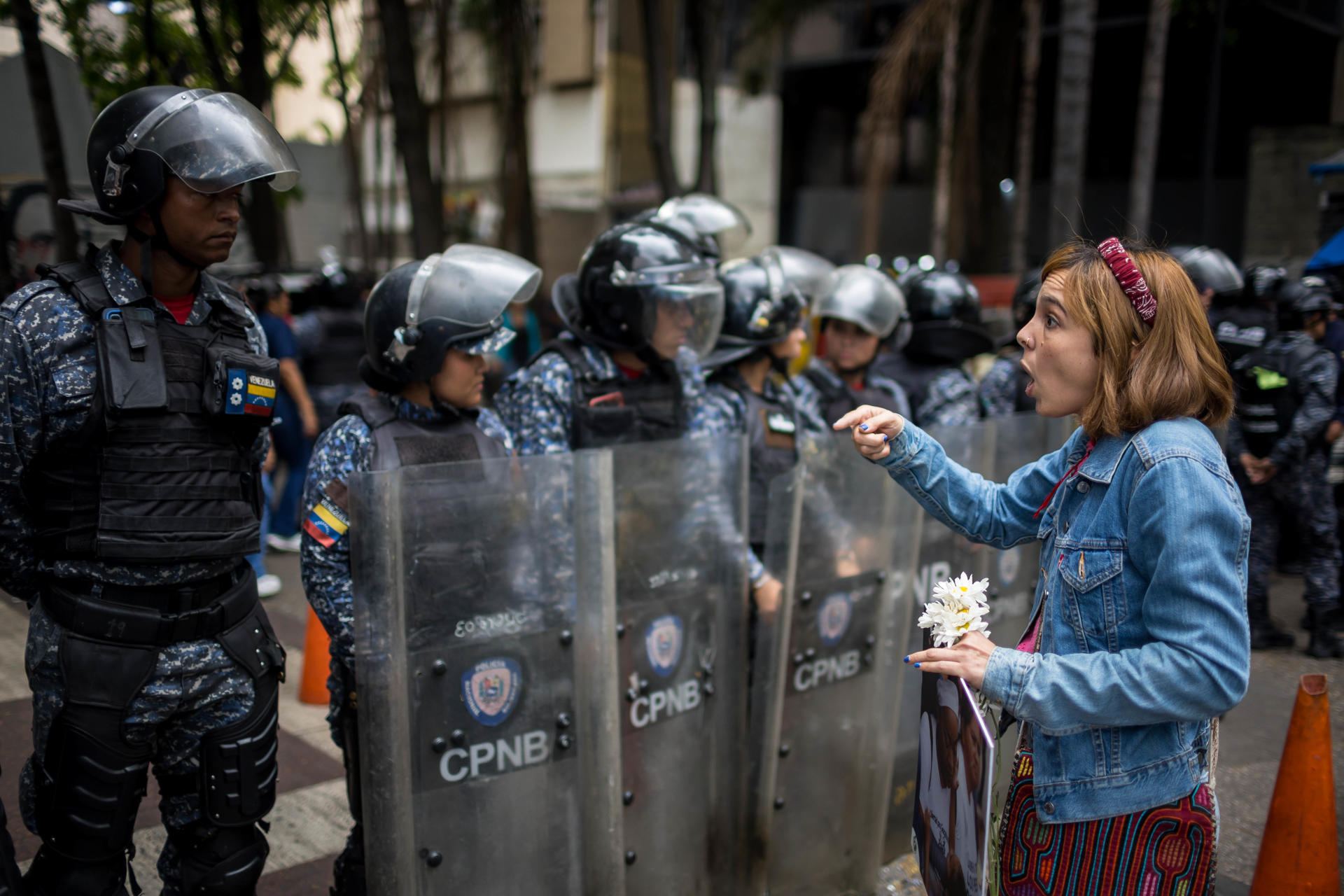 Una persona habla con integrantes de la policía durante una manifestación este martes en Caracas (Venezuela). EFE/ Miguel Gutiérrez