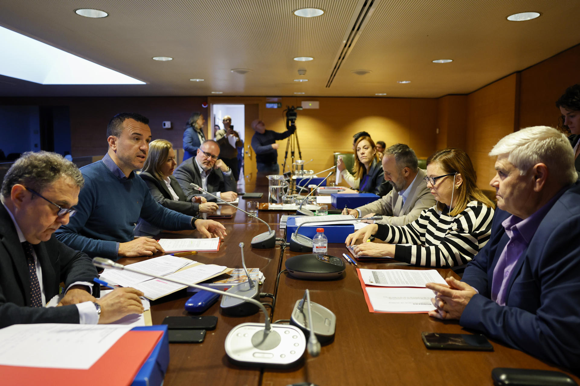 El presidente de la Diputación de Valencia, Vicent Mompó (2º i), preside la segunda sesión de la comisión no permanente de estudio sobre la gestión de la dana del 29 de octubre y para la recuperación de las comarcas afectadas, que analiza la actuación del Consorcio Provincial de Bomberos en la gestión de la emergencia. EFE/Ana Escobar