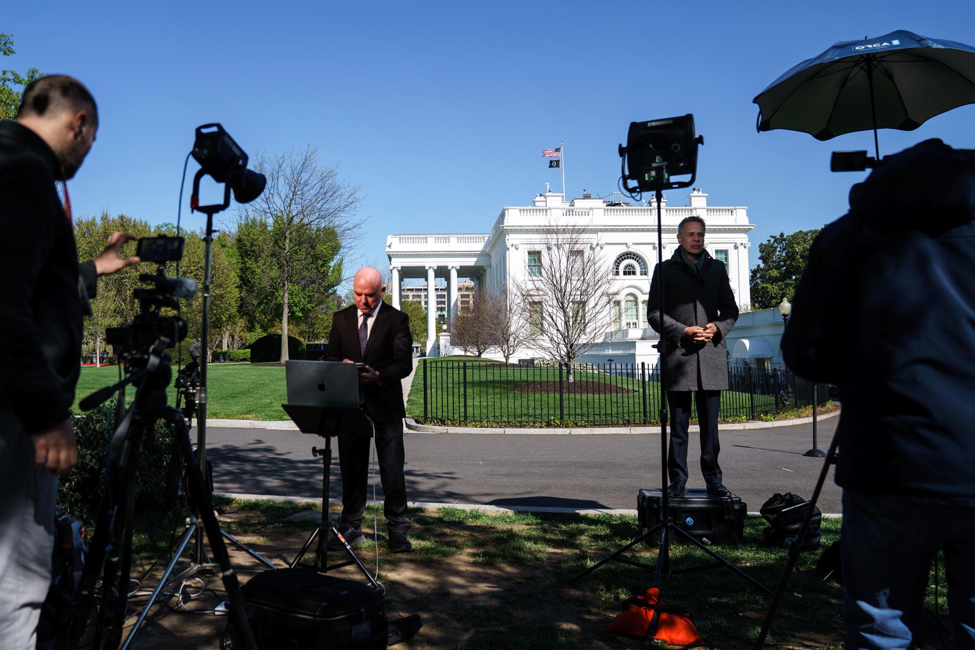 Periodistas afuera de la Casa Blanca en Washington, DC, EE.UU., el 9 de abril de 2025. EFE/WILL OLIVER