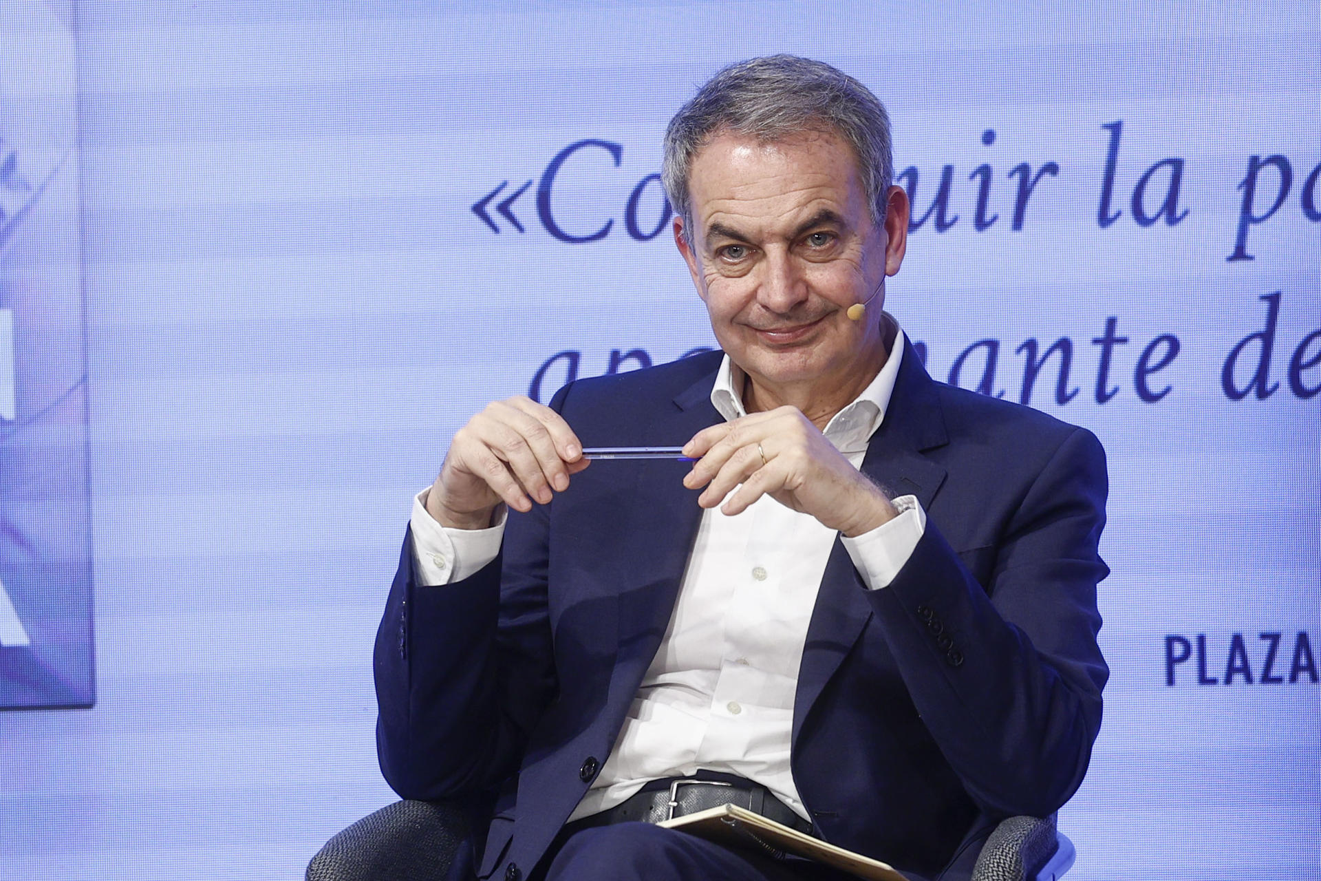 El expresidente del Gobierno José Luis Rodríguez Zapatero presenta su libro "La solución pacífica" este martes, en Madrid. EFE/ Rodrigo Jiménez