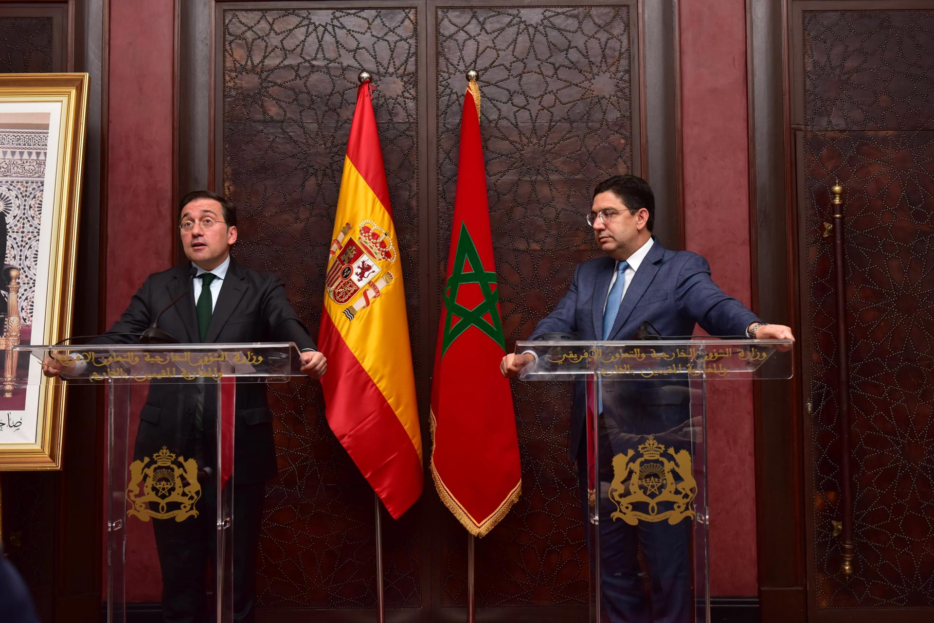 El ministro de Asuntos Exteriores, Unión Europea y Cooperación, José Manuel Albares (i), y su homólogo marroquí, Nasser Bourita, en una imagen de archivo. EFE/EPA/JALAL MORCHIDI