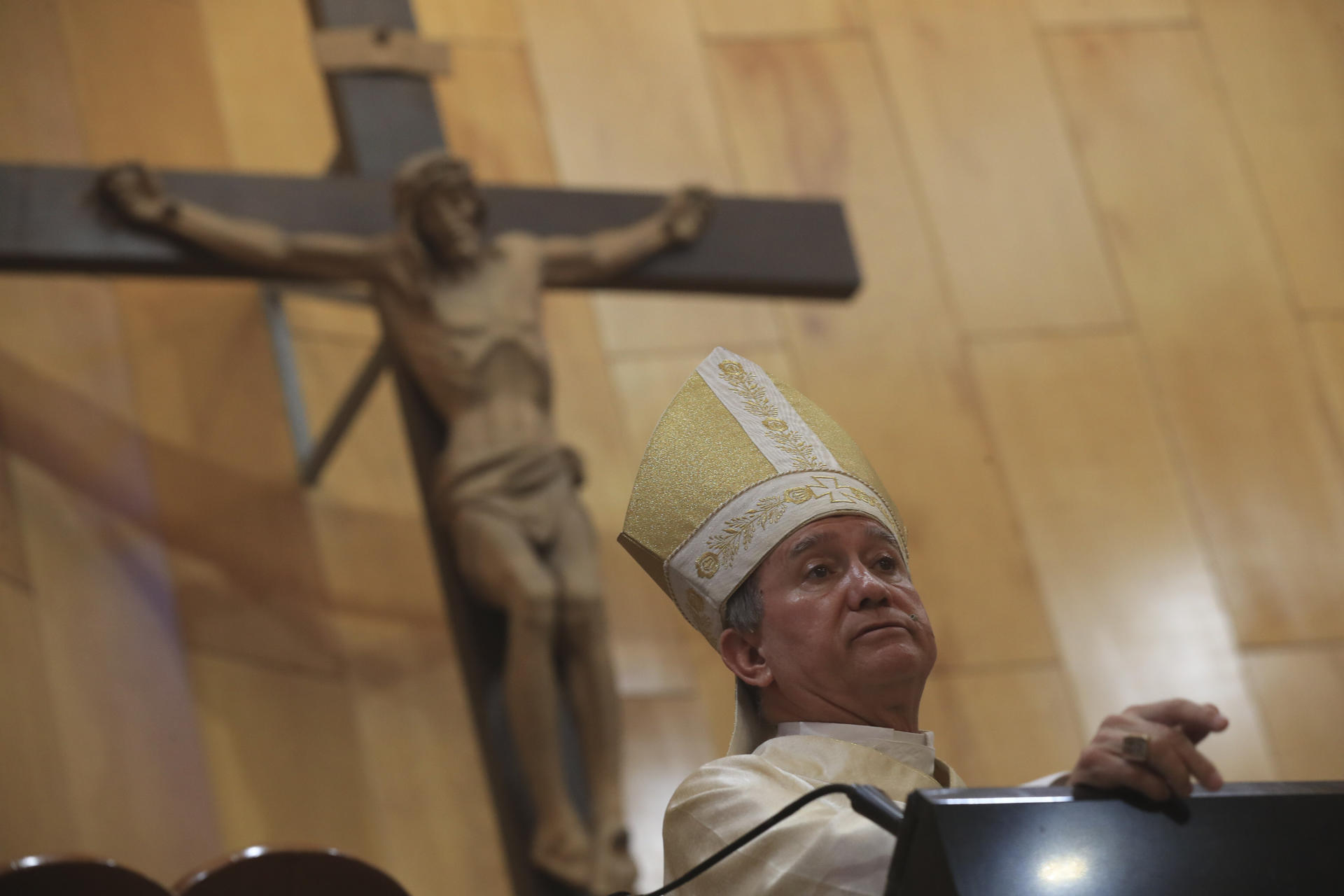 El obispo José Guadalupe Torres oficia una misa por la muerte del papa Francisco, este lunes en la Catedral de Ciudad Juárez, en Chihuahua (México). EFE/ Luis Torres
