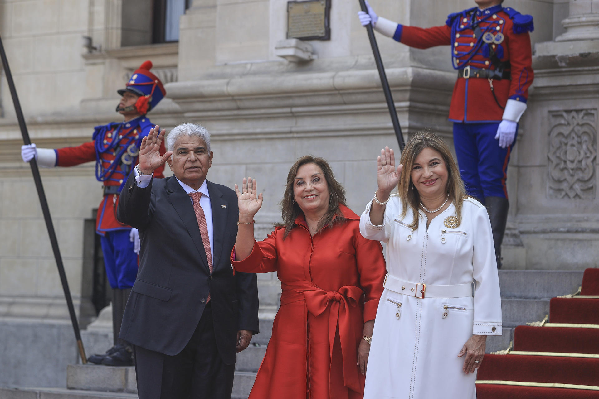 Fotografía cedida este viernes, 11 de abril, por la Presidencia de Perú en la que aparecen el presidente de Panamá, José Raúl Mulino (i), su esposa, Maricel Cohen de Mulino (d), y la presidenta de Perú, Dina Boluarte (c), a la entrada del Palacio de Gobierno, en Lima (Perú). EFE/Presidencia de Perú
