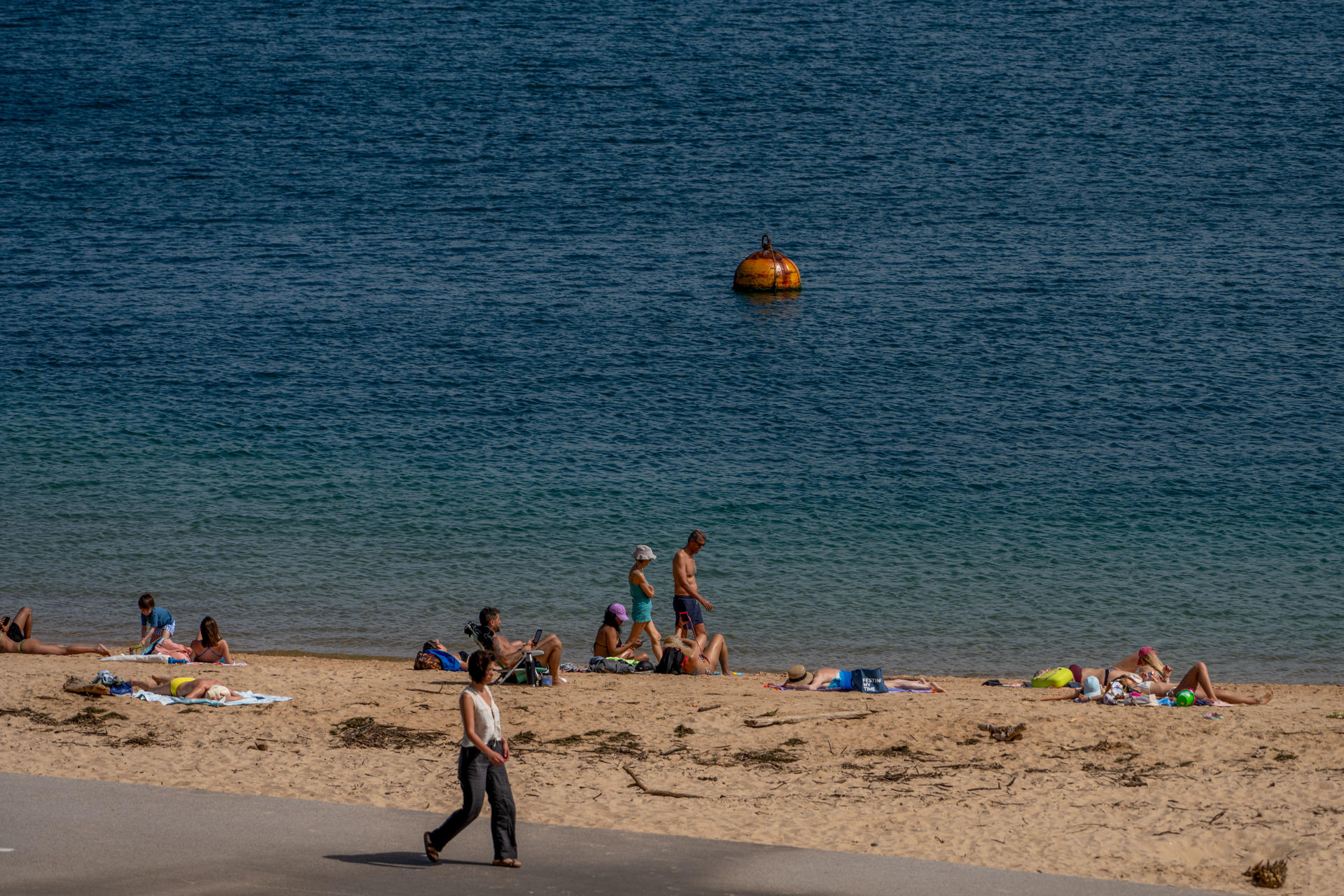Varias personas aprovechan en la playa de Gamazo , en la bahía de Santander, las altas temperaturas registradas este miércoles. EFE/ROMÁN G. AGUILERA