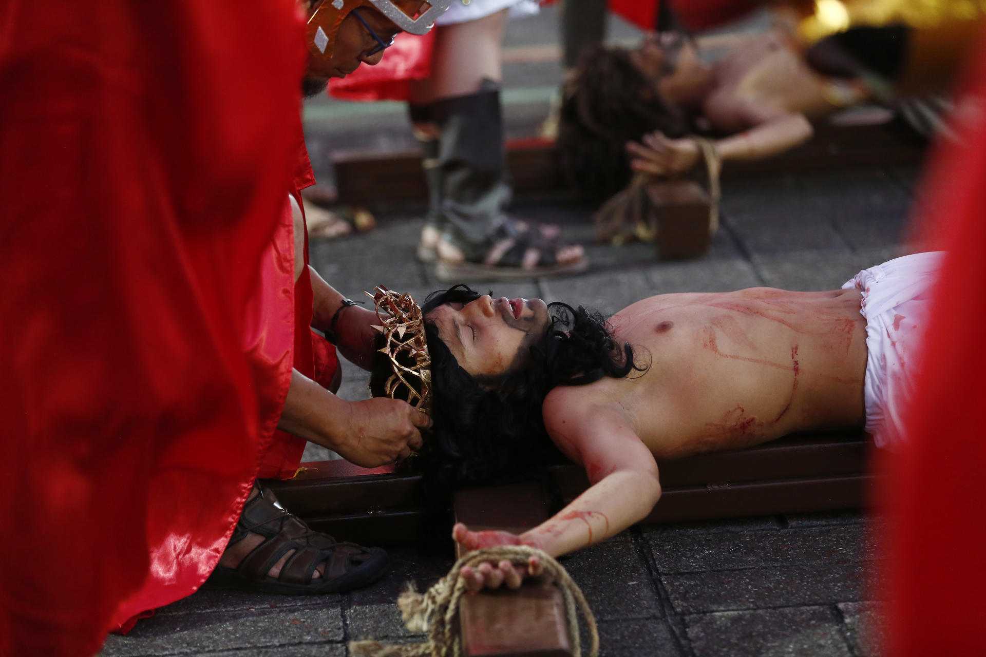 Un estudiante de la escuela parroquial Domingo Savio personifica este sábado, 12 de abril, a Jesucristo, durante una recreación del Vía Crucis, en San Salvador (El Salvador). EFE/Rodrigo Sura