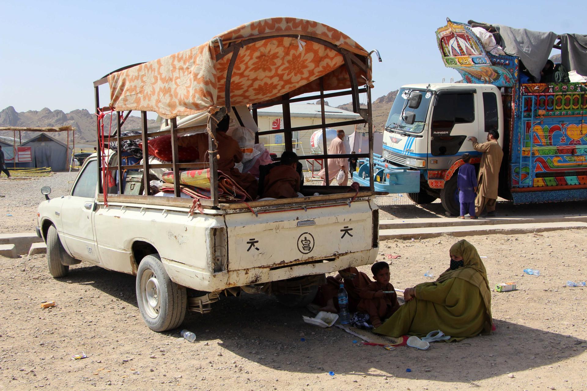 Migrantes afganos en un campamento en Spin Boldak, Kandahar (Afganistán), tras regresar de Pakistán, el 19 de abril de 2025.. EFE/EPA/QUDRATULLAH RAZWAN