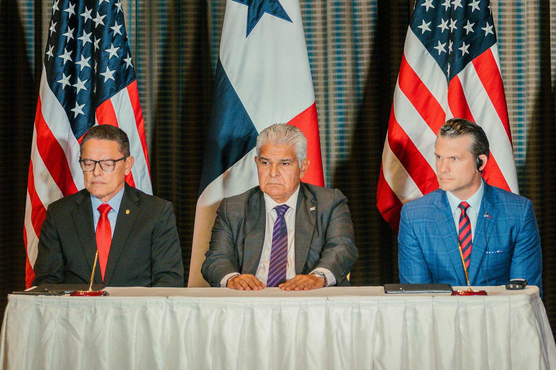 El ministro de Seguridad Pública de Panamá, Frank Alexis Abrego (i); el presidente de Panamá, José Raúl Mulino (c), y el secretario de Defensa de Estados Unidos, Peter Hegset, participan en la firma de un acuerdo este miércoles, en el Hotel Hilton de Ciudad de Panamá (Panamá). EFE/ Walter Hurtado
