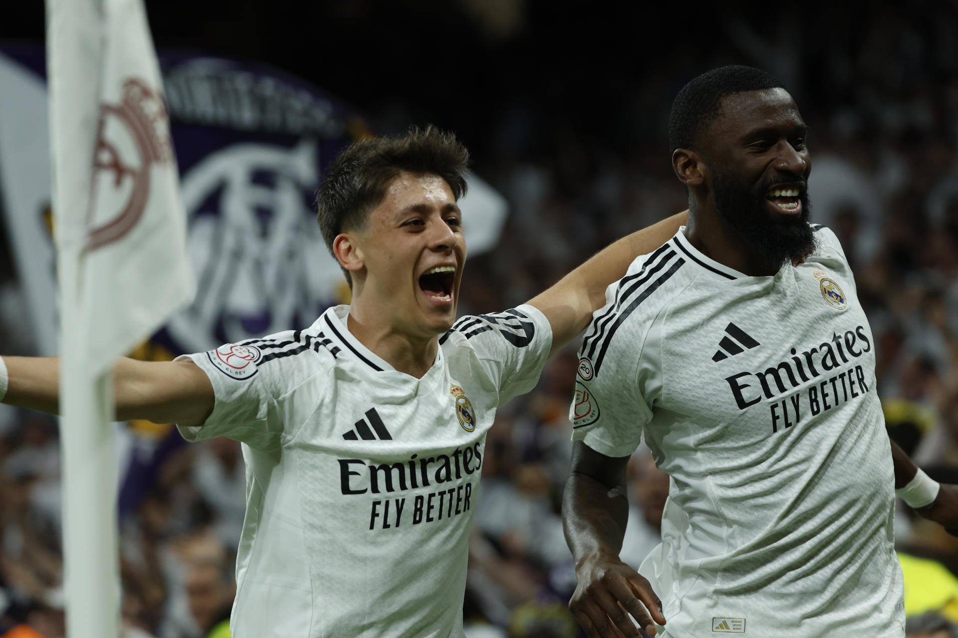 El defensa del Real Madrid Antonio Rüdiger (d) celebra con Arda Guler tras marcar el cuarto gol ante la Real Sociedad, durante el partido de vuelta de las semifinales de la Copa del Rey que Real Madrid y Real Sociedad disputaron en el estadio Santiago Bernabéu. EFE/Juanjo Martín