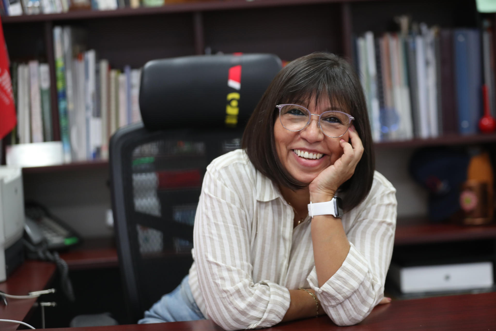 Fotografía de archivo del 28 de abril de 2023 donde aparece la directora de la Organización Editorial Mexicana (OEM), Martha Ramos, posando durante una entrevista con EFE en Ciudad de México (México). EFE/Sáshenka Gutiérrez