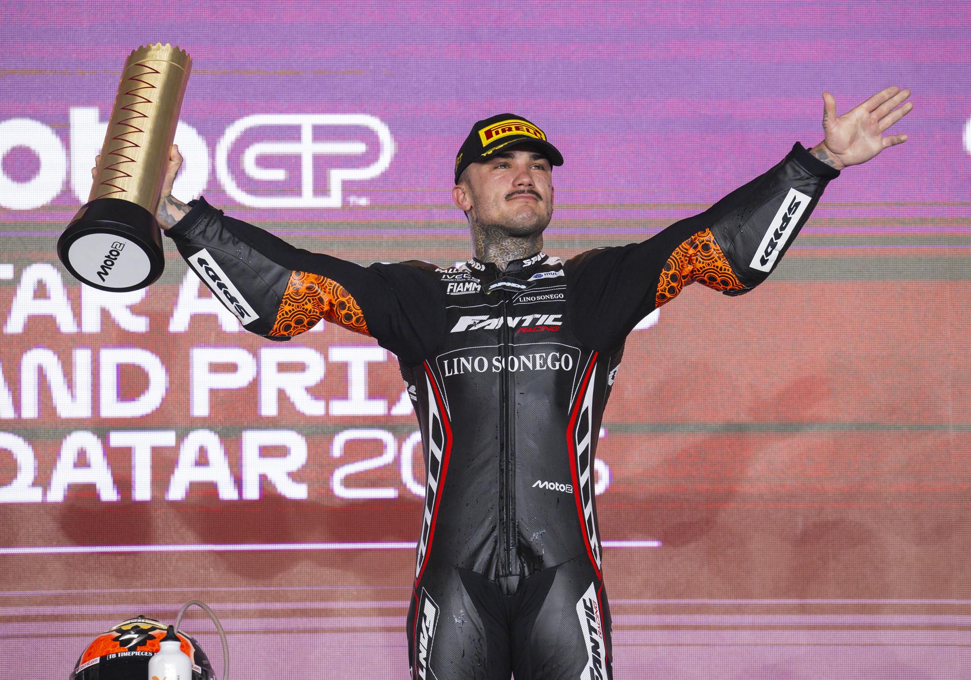 El piloto español de Motot2 Aron Canet, del equipo Fantic Racing LINO SONEGO, celebra su victoria en la carrera de Moto2 que s eha disputado en el Circuito Internacional de Lusail, Catar. EFE/EPA/NOUSHAD THEKKAYIL
