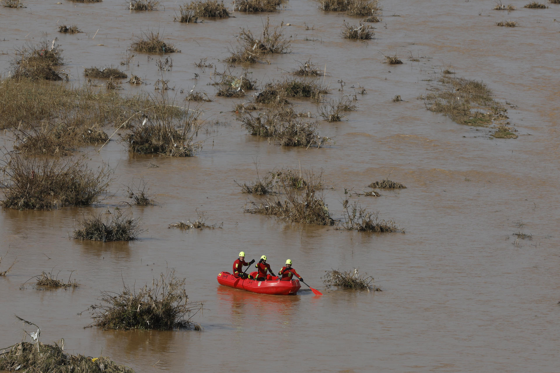 Miembros de la UME y de los bomberos en el cauce del río Turia en Valencia tras el pasado de la dana. EFE/J.J. Guillén