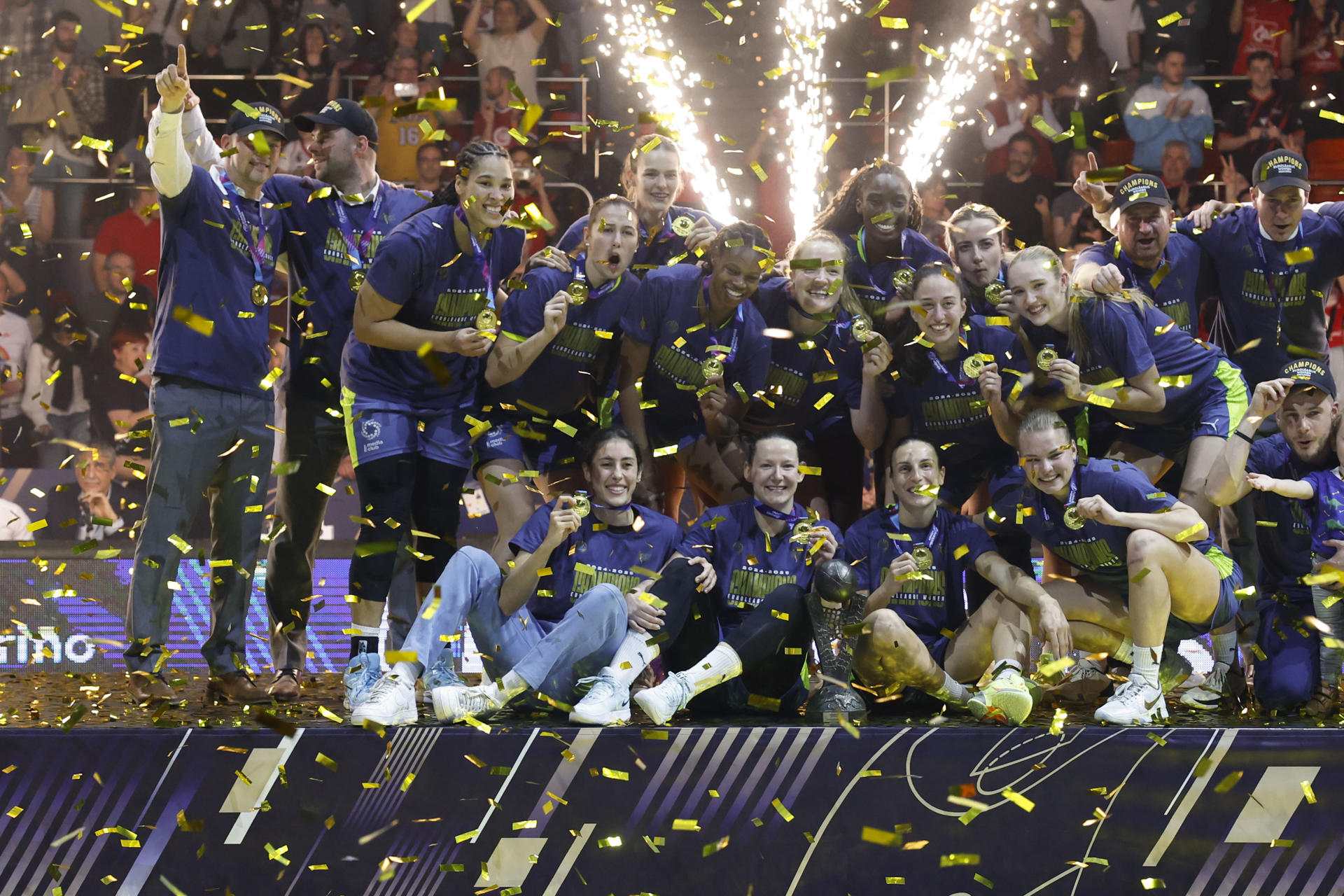 Las jugadoras del Praga celebran la victoria, tras la final de la Euroliga de baloncesto que USK Praga y CBK Mersin han disputado este domingo en Zaragoza. EFE/Javier Cebollada
