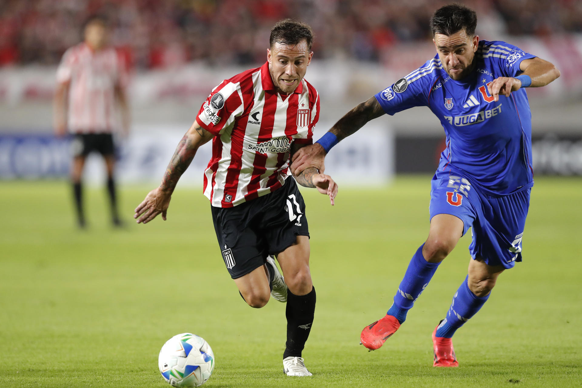 Ezequiel Piovi (i) de Estudiantes de la Plata disputa un balón con Matías Zaldivia de Universidad de Chile en un partido de la fase de grupos de la Copa Libertadores. EFE/ Demian Alday Estevez