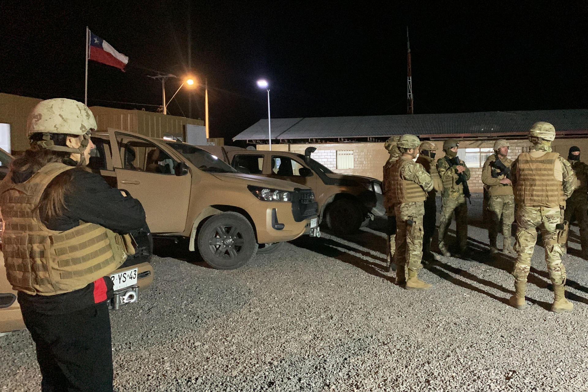Fotografía del 19 de marzo de 2025 de un integrante del Ejército de Chile custodiando el paso fronterizo en la comuna de Colchane, región de Tarapacá (Chile). EFE/ Javier Martín