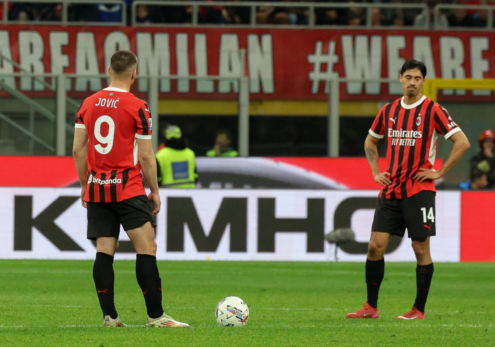 El jugador del AC Milan Luka Jovic y su compañero Tijjani Rejjnders se lamentan durante el partido que han jugado AC Milan y Atalanta en el Giuseppe Meazza Stadium en Milan, Italia. EFE/EPA/Roberto Bregani