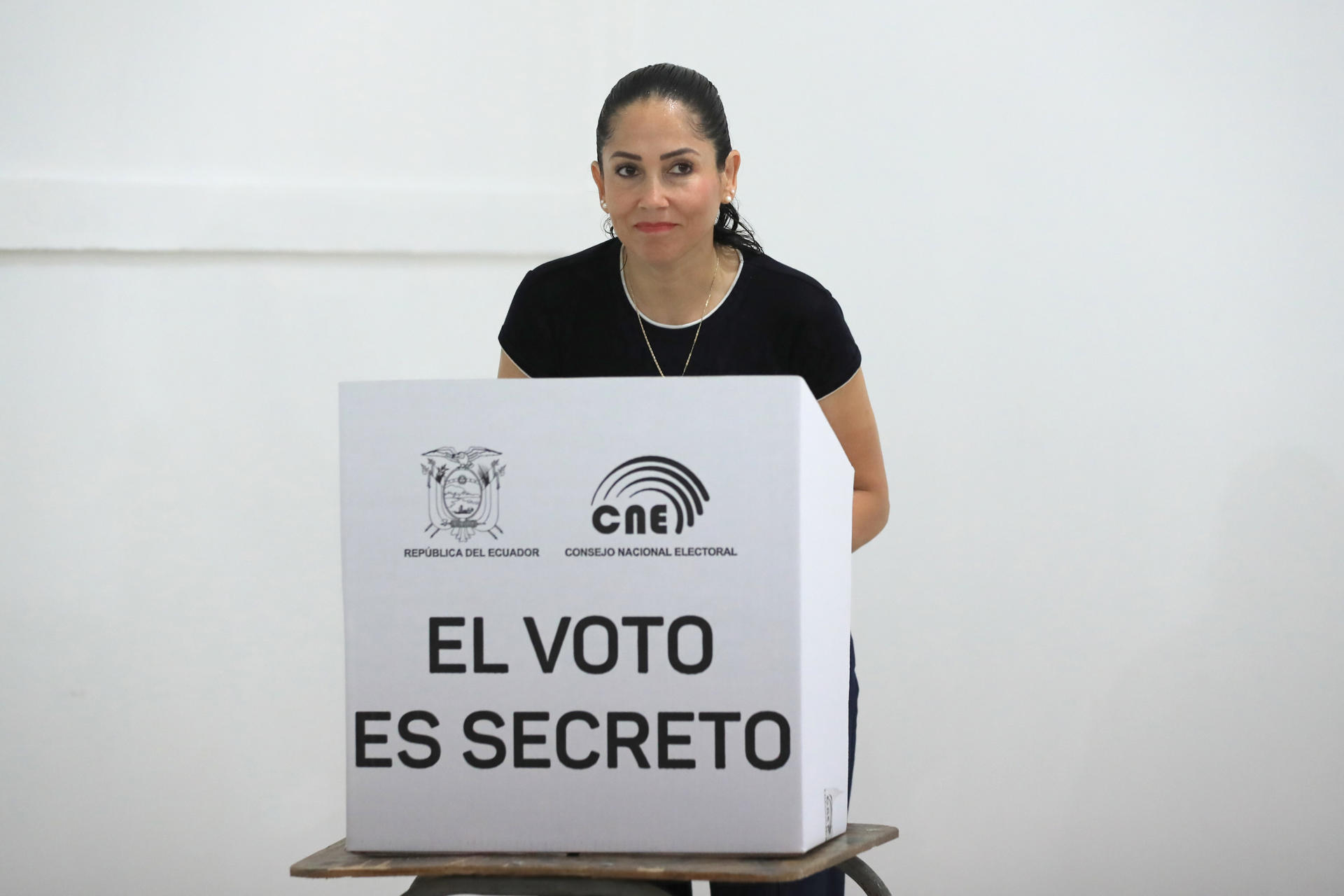 La candidata correísta Luisa González al votar este domingo, 13 de abril, durante la segunda vuelta de las elecciones presidenciales ecuatorianas, en Canuto (Manabí, Ecuador). EFE/José Jacome