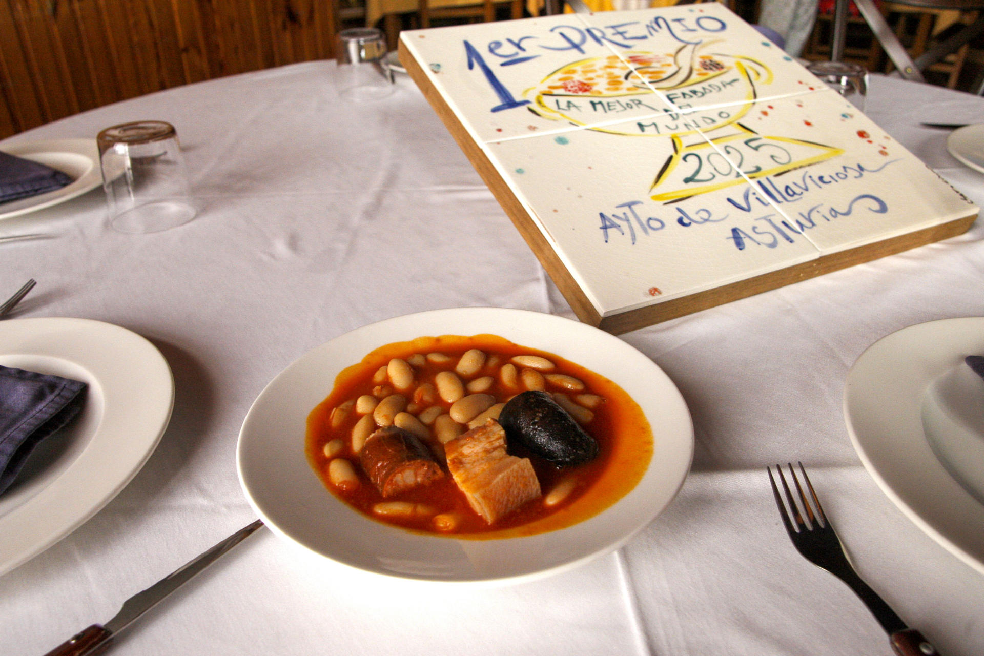 Una morcilla elaborada con sangre y grasa de cerdo, cebolla y calabaza en las estribaciones del puerto de San Isidro que divide Asturias y León, ha sido el ingrediente fundamental de la Mejor Fabada del Mundo, que este año le correspondió a Casa Morán, un pequeño restaurante de Collanzo, en el concejo de Aller. Un plato de fabada de Casa Morán. EFE/Juan González