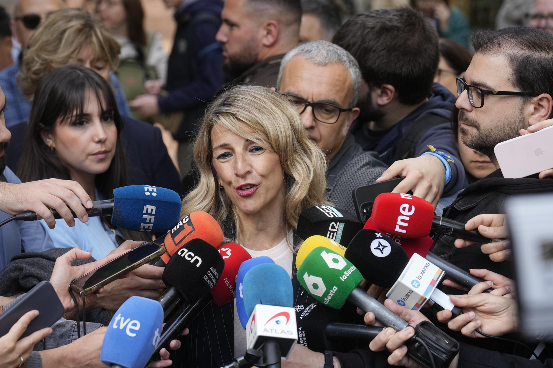 La vicepresidenta segunda del Gobierno y ministra de Trabajo y Economía Social, Yolanda Díaz, atiende a los medios durante la Diada de Sant Jordi, en la que los catalanes toman las calles a la búsqueda de libros y rosas para regalar a sus seres queridos y allegados. EFE/Enric Fontcuberta