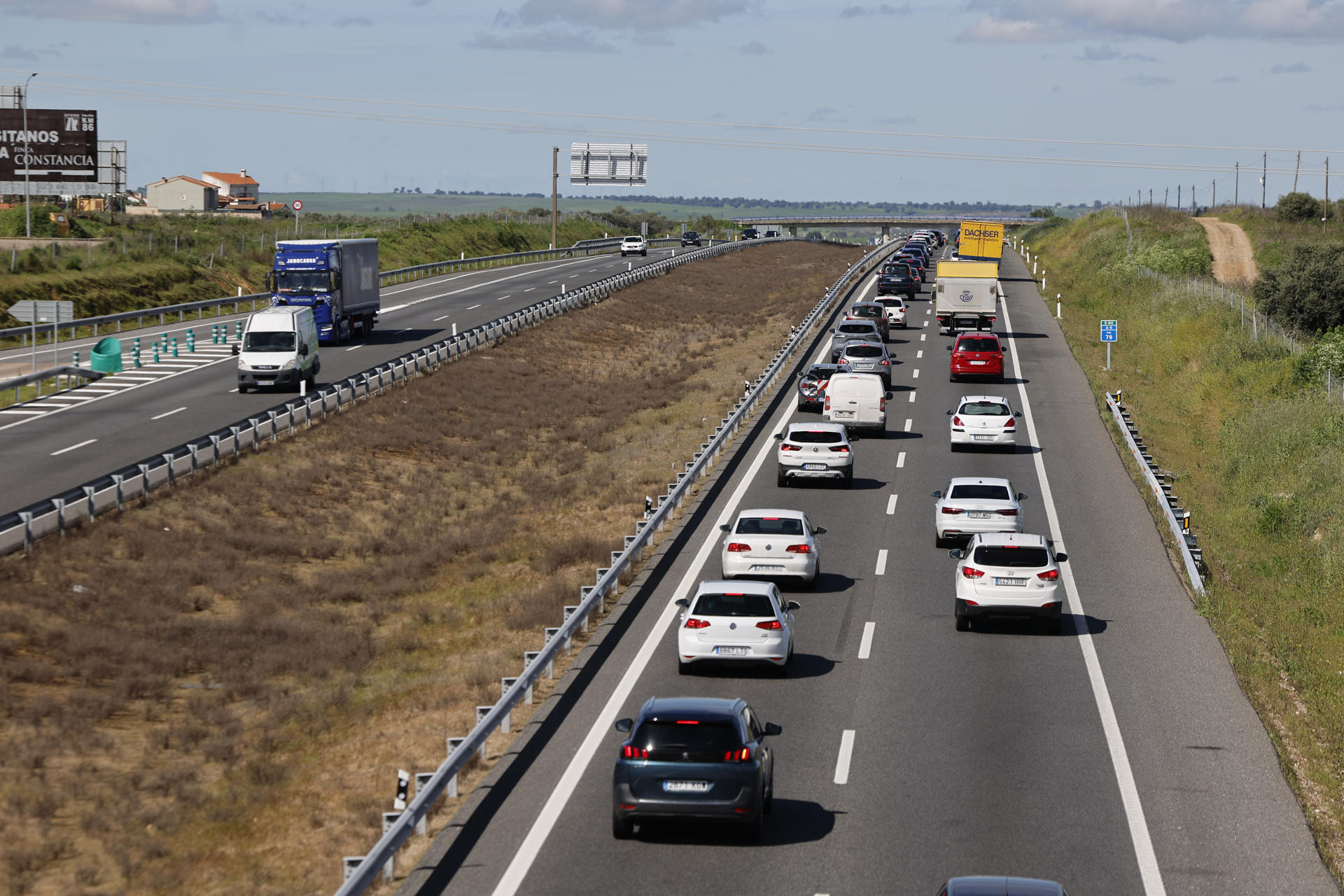 Tráfico denso en la carretera A-5, dirección Extremadura, este Miércoles Santo. La segunda fase de la Operación Especial Semana Santa de la DGT comienza a las 15 horas de esta tarde y se prolongará hasta las 24 horas del próximo lunes 21 de abril, y se prevén nueve millones de desplazamientos hasta el próximo lunes 21 de abril, un 3,5 % más que el año anterior. EFE/Manu Reino