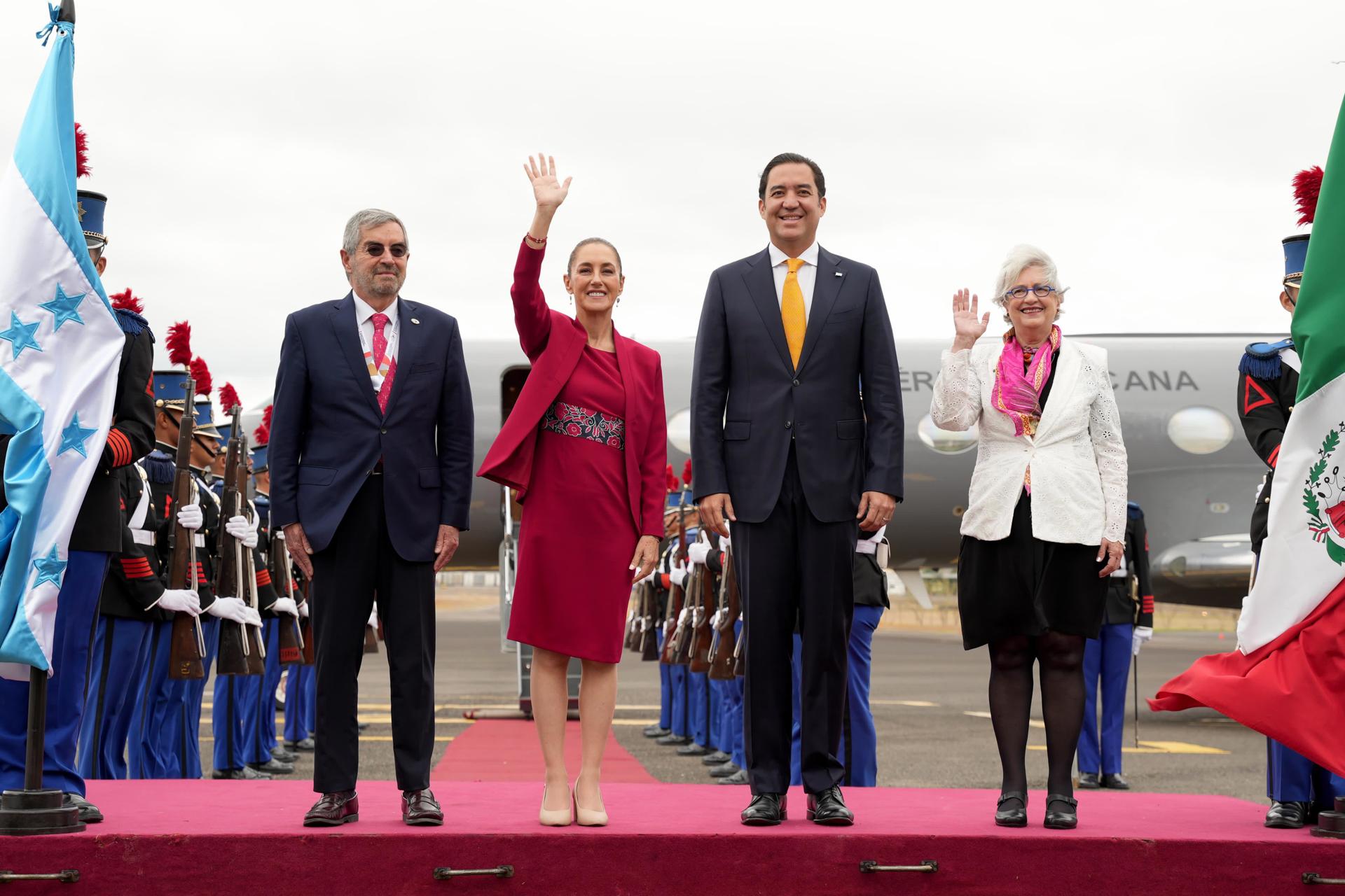 Fotografía cedida este miércoles por la Presidencia de México, que muestra de izquierda a derecha al secretario de Relaciones Exteriores, Juan Ramón de la Fuente Ramírez; la presidenta de México, Claudia Sheinbaum, al llegar a Honduras para participar en la IX Cumbre de la Comunidad de Estados Latinoamericanos y Caribeños (Celac). EFE/Presidencia de México