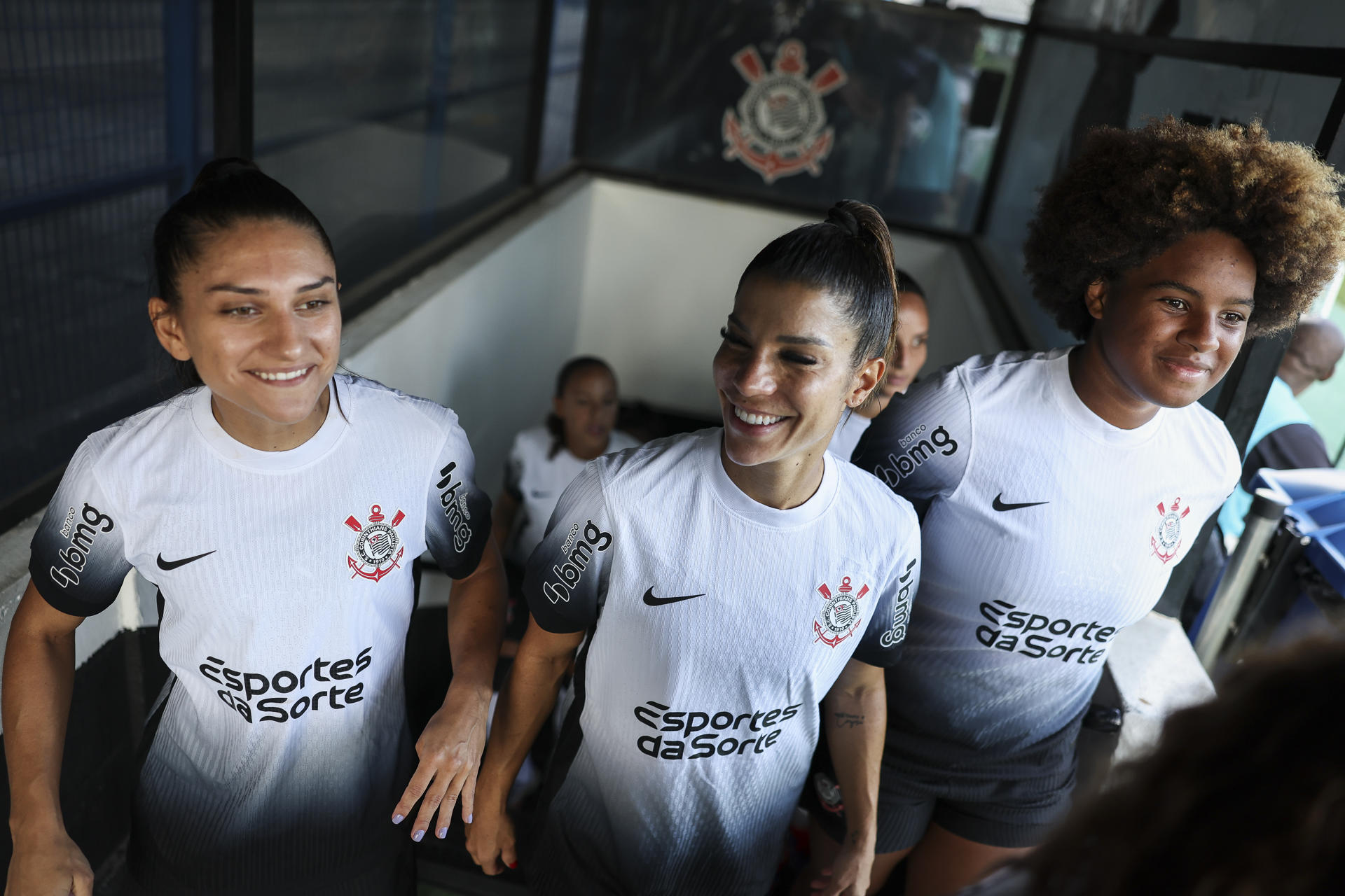 De izquierda a derecha, las jugadoras del Corinthians Leticia, Paulinha y Duda, durante el partido disputado el 27 de marzo en el Estadio Alfredo Schürig en São Paulo (Brasil) entre Corinthians y Juventude, válido por el Campeonato Brasileño de Fútbol Femenino. EFE/Isaac Fontana