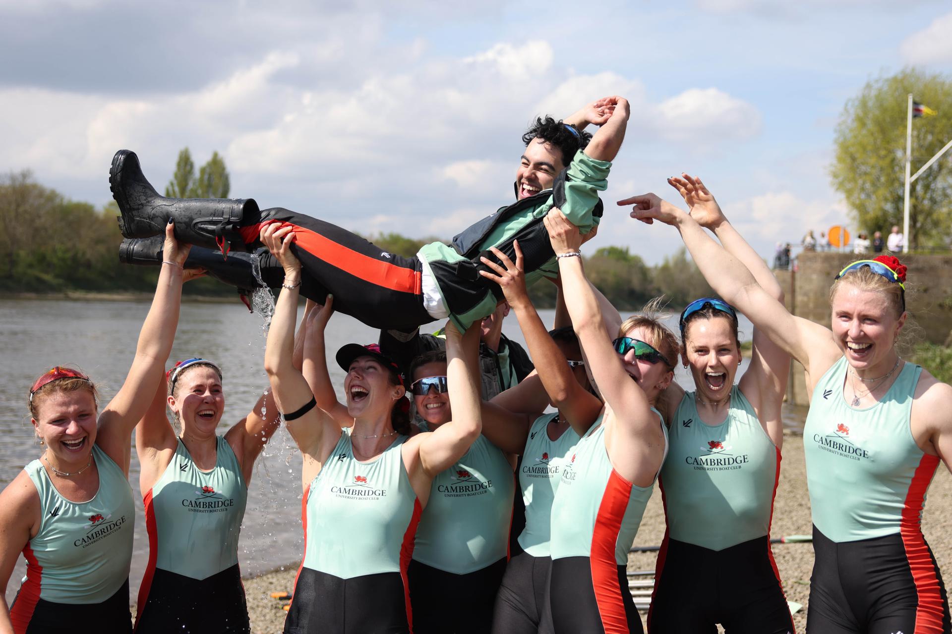 El equipo de Cambridge posa tras ganar la carrera sonre el Támesis en Londres, Reino Unido. EFE/EPA/NEIL HALL