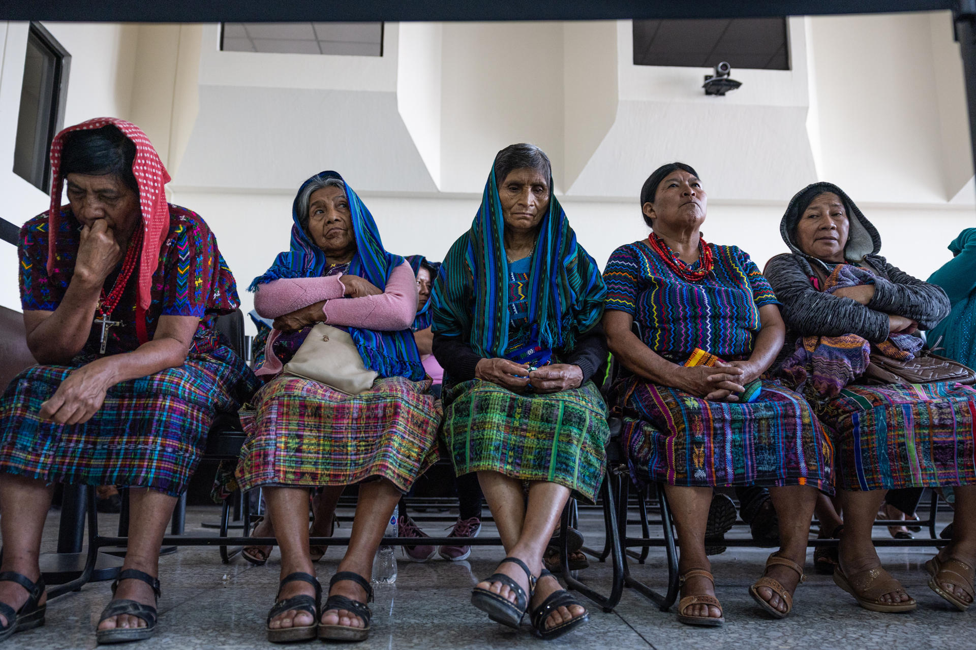 Un grupo de mujeres de la comunidad maya Achí, participan en una audiencia este martes, en Ciudad de Guatemala (Guatemala). EFE/ David Toro