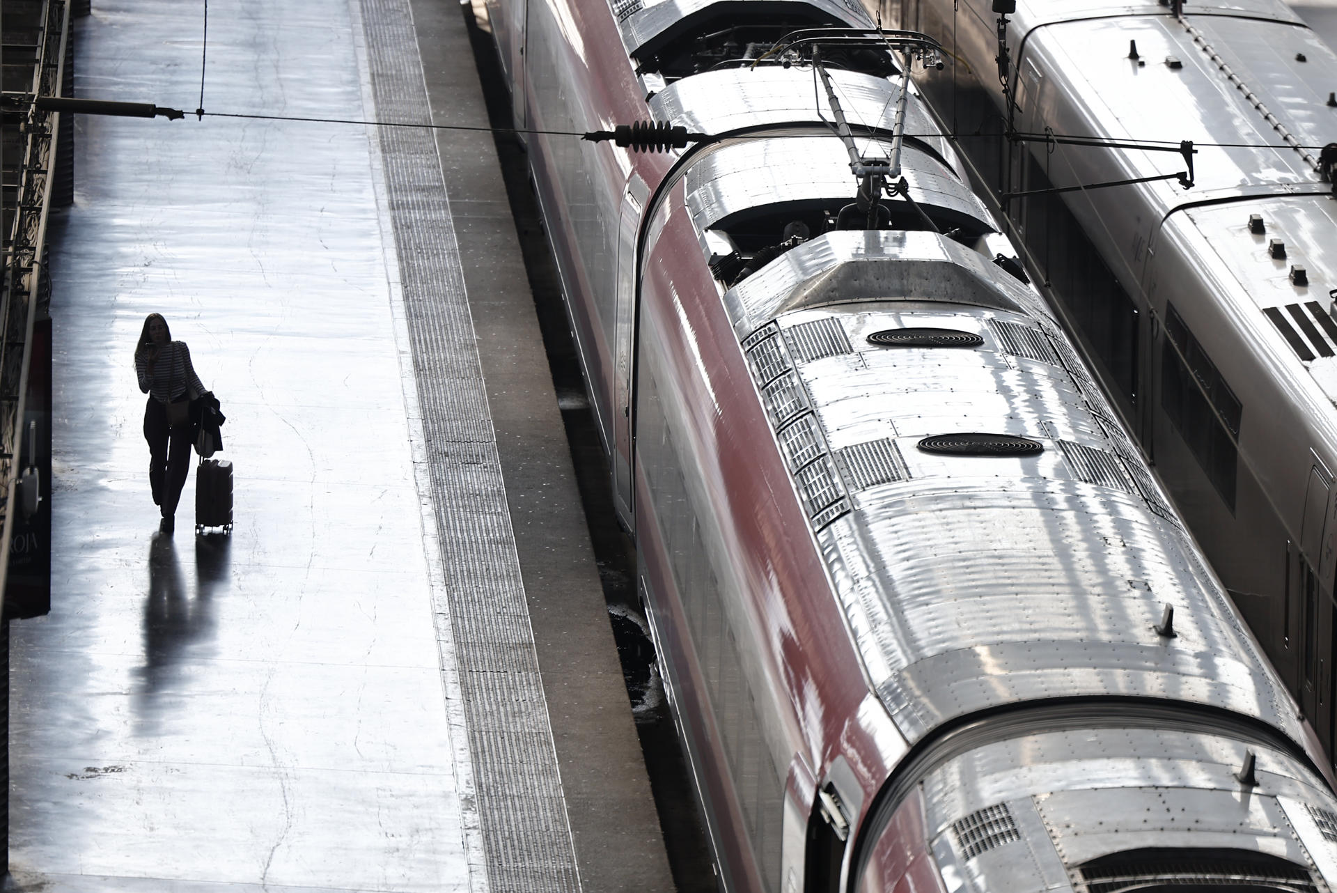 Los trenes cuyos pasajeros están aún pendientes de ser rescatados se han reducido a 3, ha anunciado esta medianoche el ministro de Transportes y Movilidad Sostenible, Óscar Puente. EFE/ Sergio Pérez